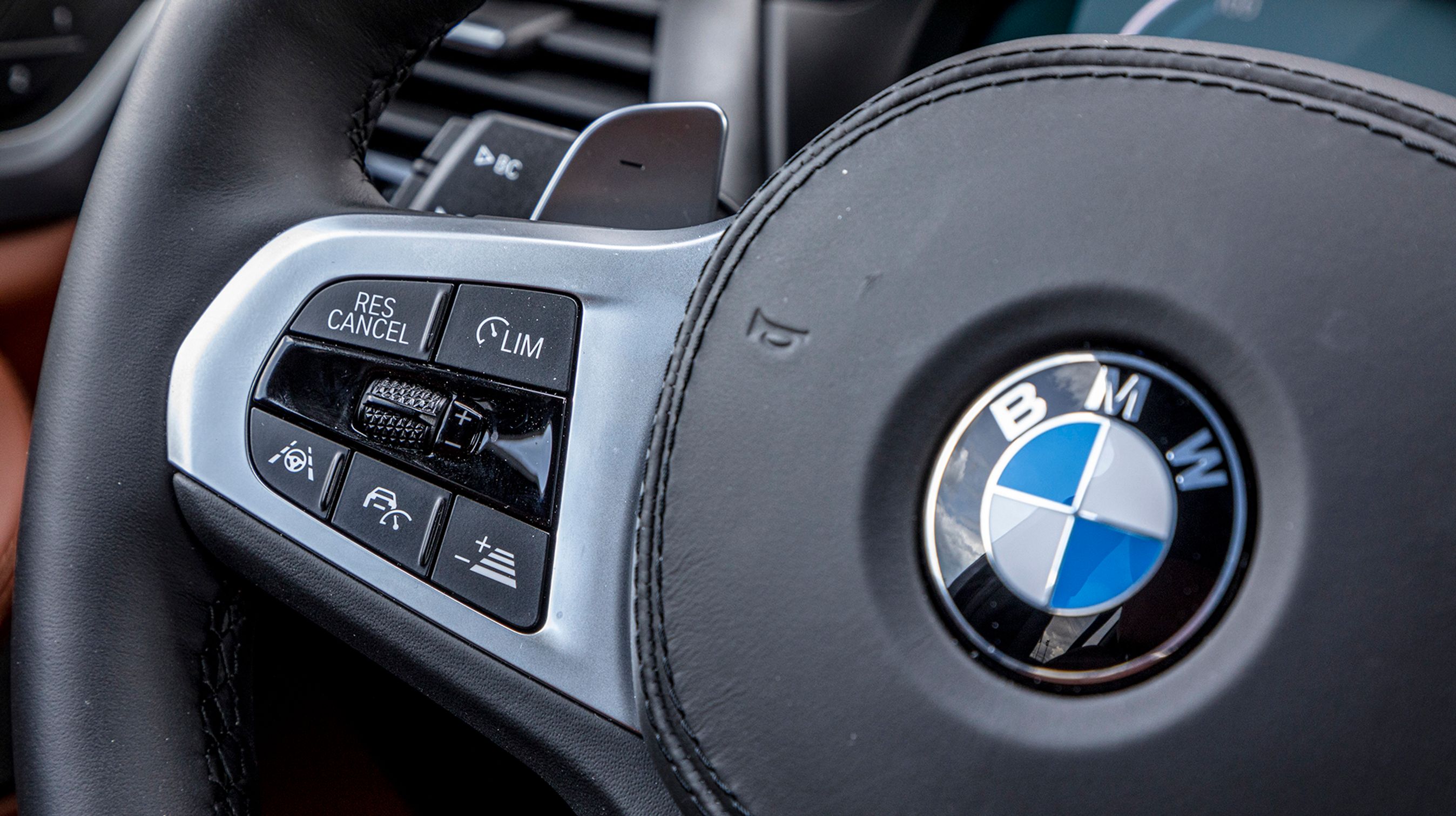 Førerassistentpakken til 25.000 kr. omfatter en adaptiv fartpilot og en vognbaneassistent, der fastholder bilen i vognbanen. Begge dele fungerer upåklageligt.