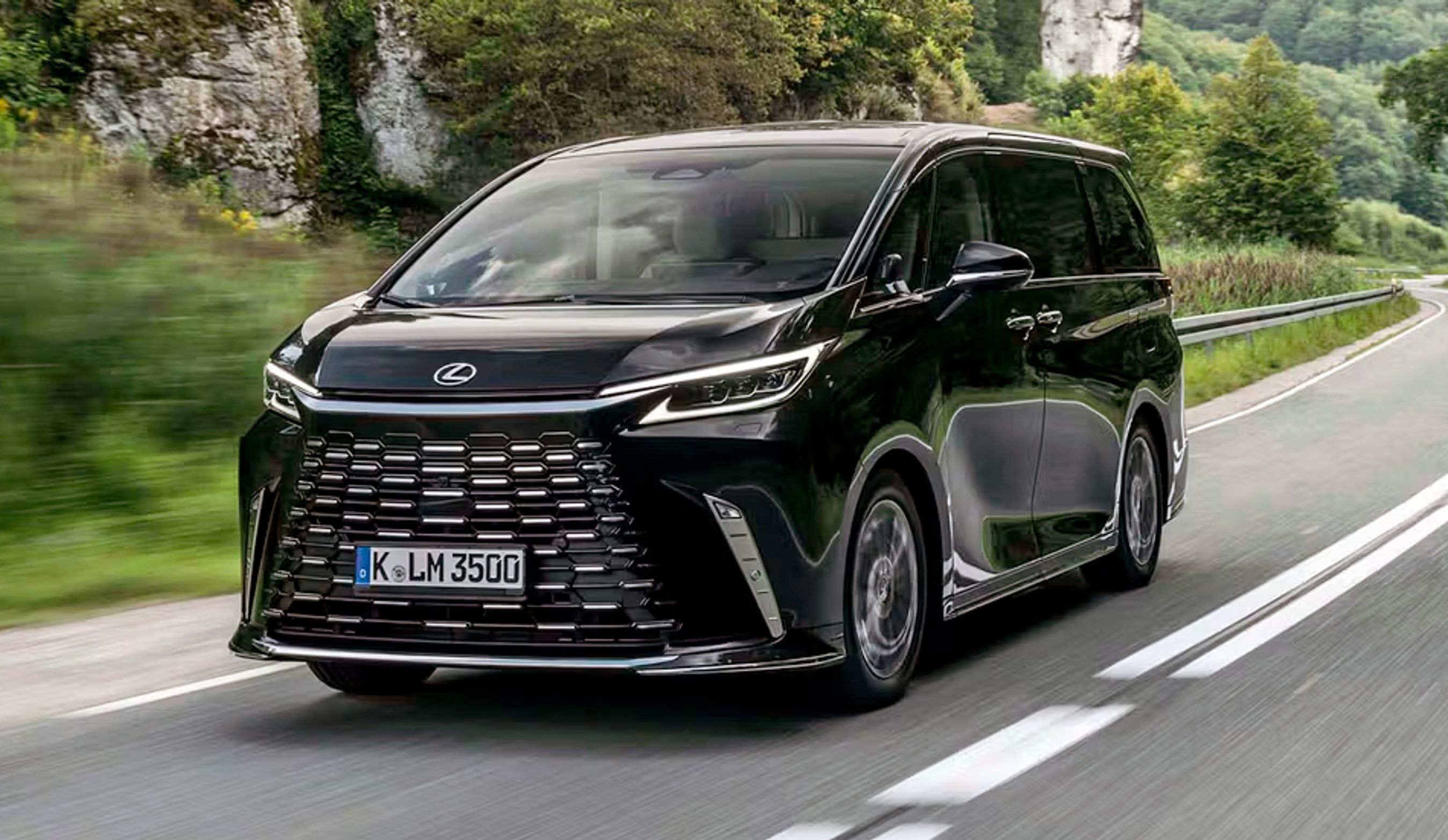Lexus LM kørende skråt forfra.