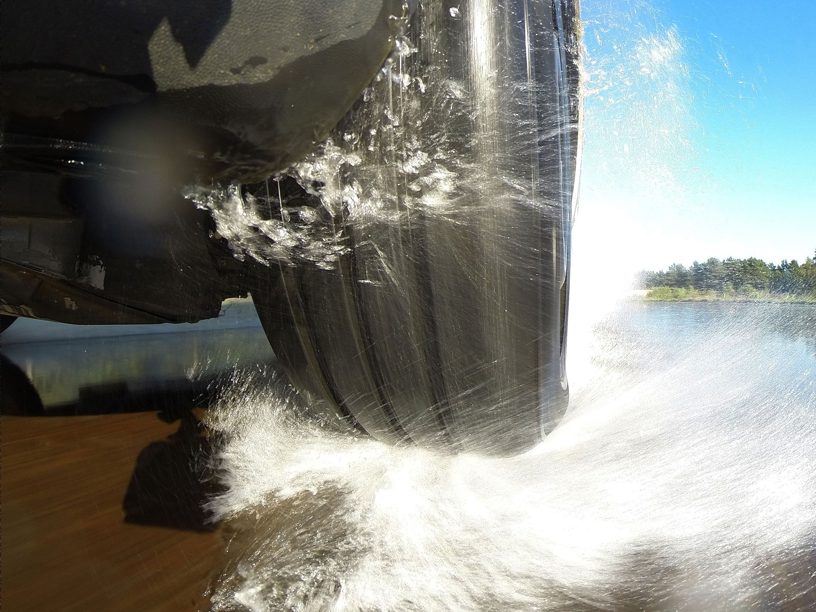 Årets sommerdæktest viser, at der fortsat er stor forskel på de bedste og dårligste dæk.