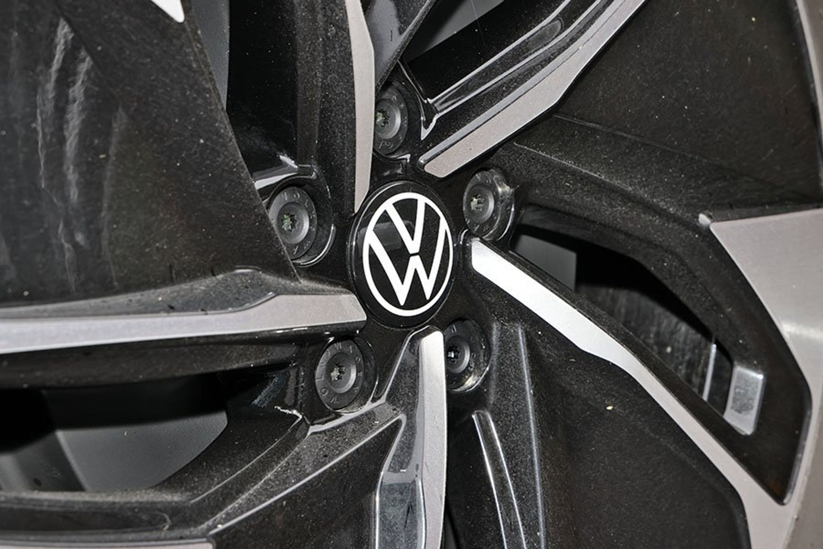 VW-logo midt i fælgen på en VW ID.4