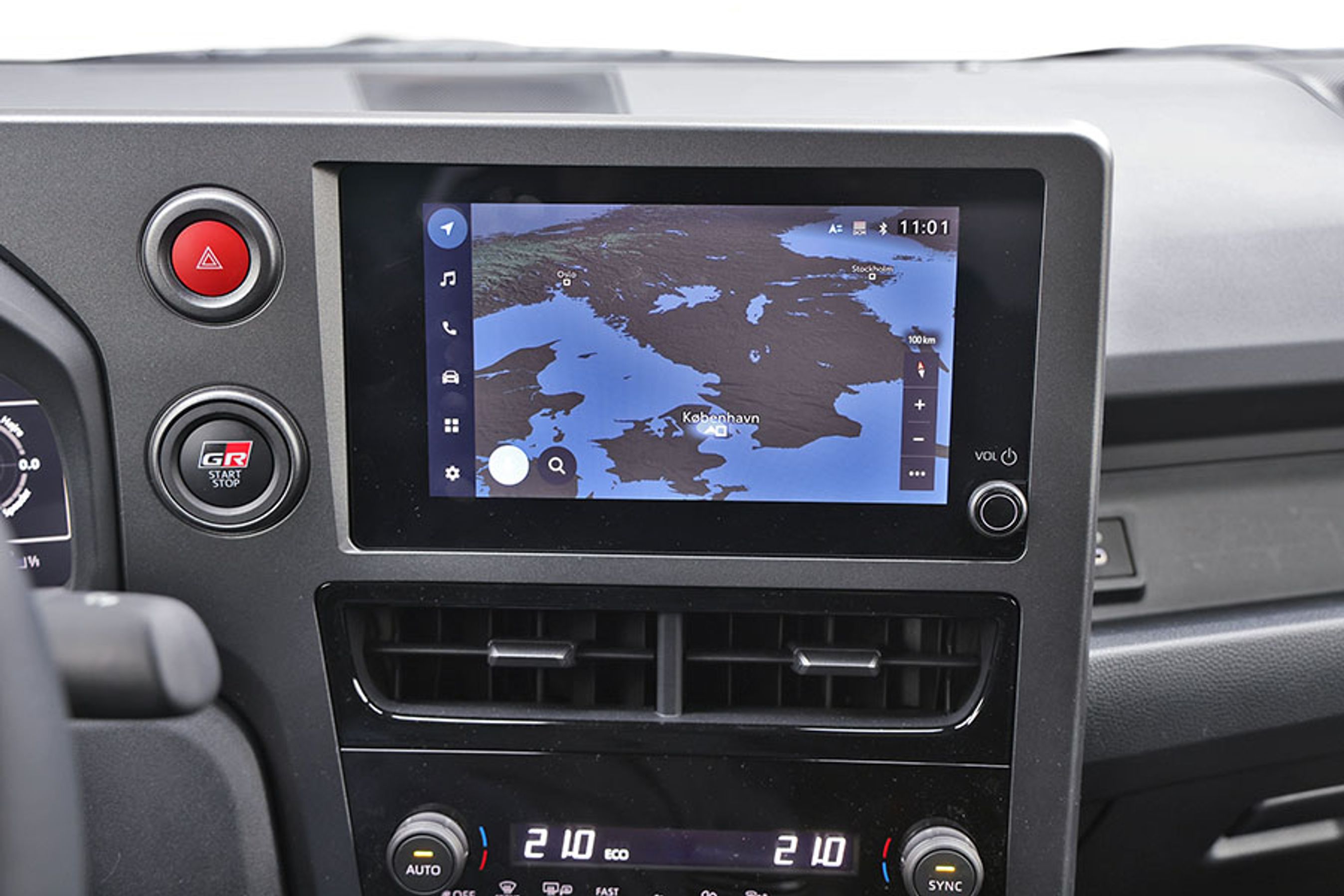 Der er en lille trykfølsom skærm med Android Auto og Apple CarPlay. Den fungerer fint, men er ikke lige så lækker i farverne som på Toyotas nyeste skærme.  