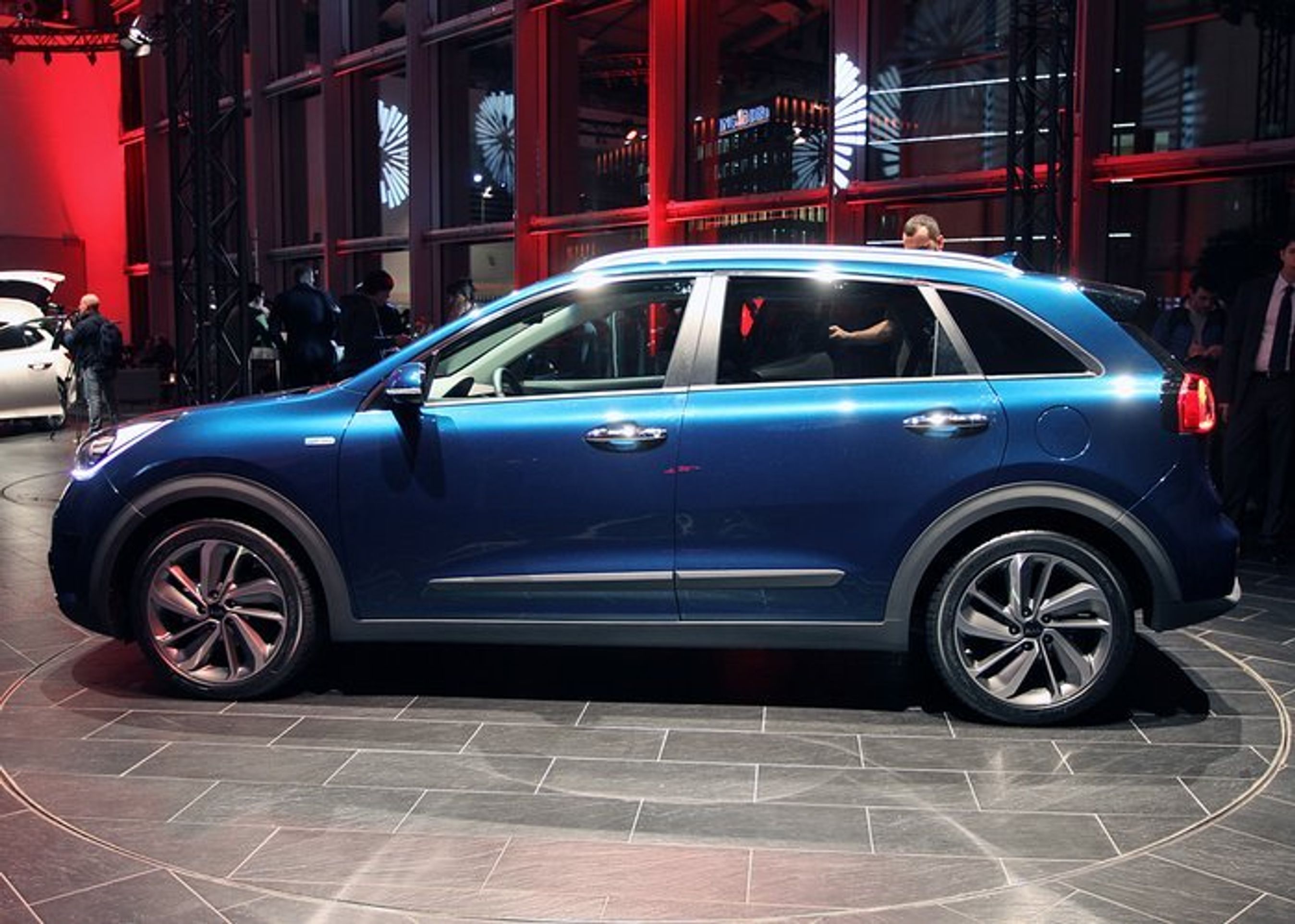 Kia Niro er en stor akselafstand på 2,70 m. Det er med til at give god plads på bagsædet. 