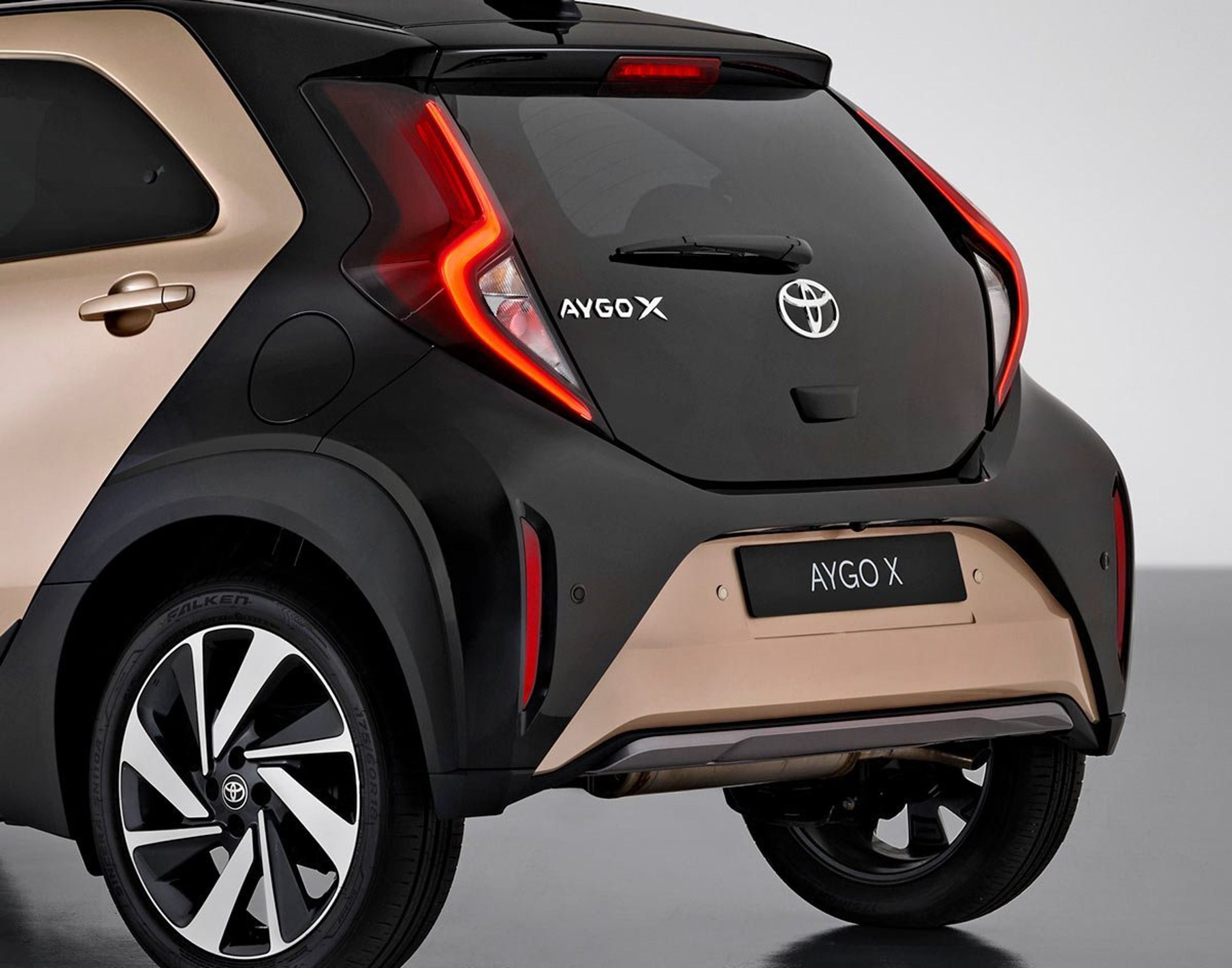 Aygo X har en rigtig bagklap, beklædt med glas. Den nuværende model har reelt kun en oplukkelig bagrude.