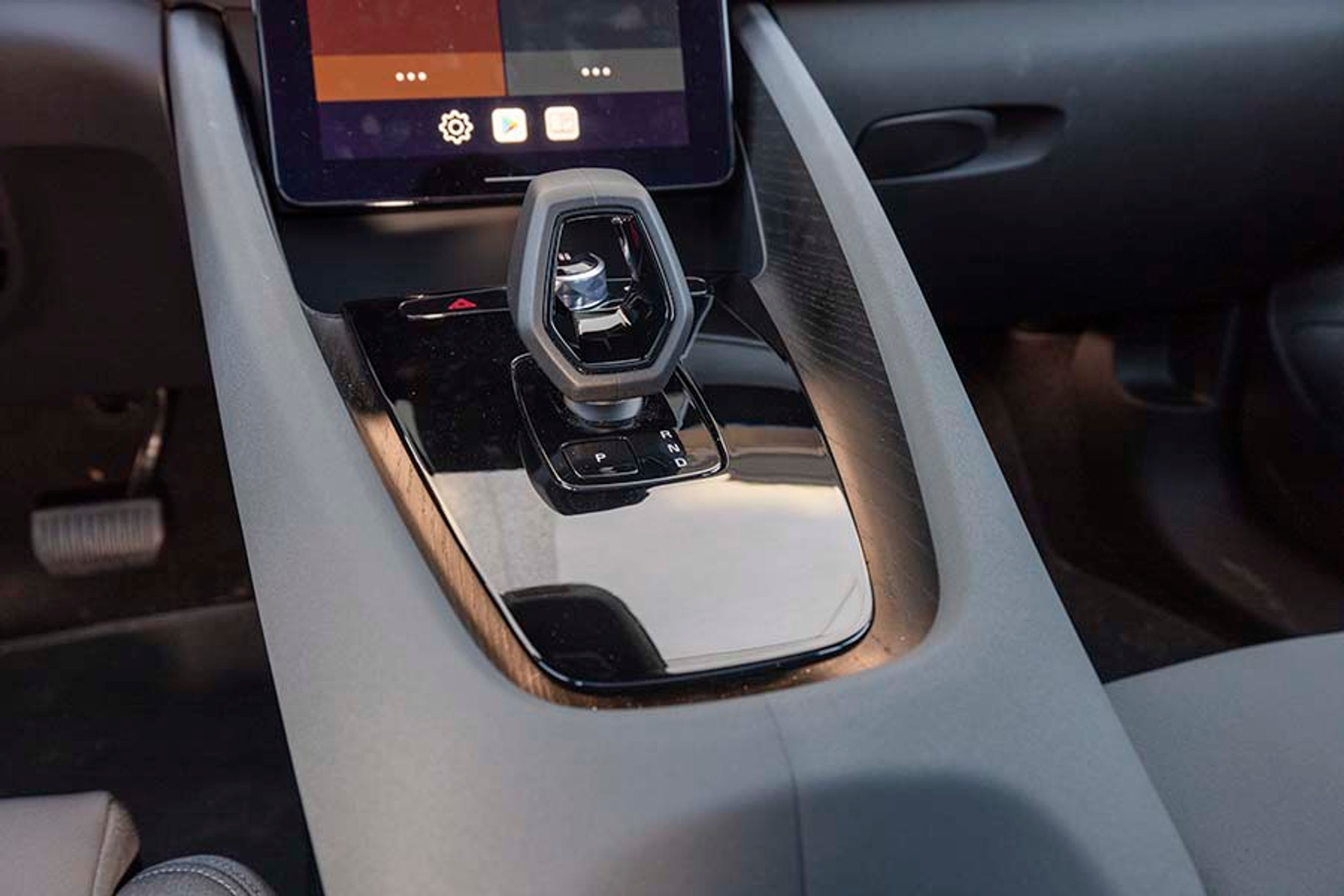 Den lille gearvælger er let at fange under kørslen. Og som alle andre elbiler, er automatgear standard på samtlige modeller. 