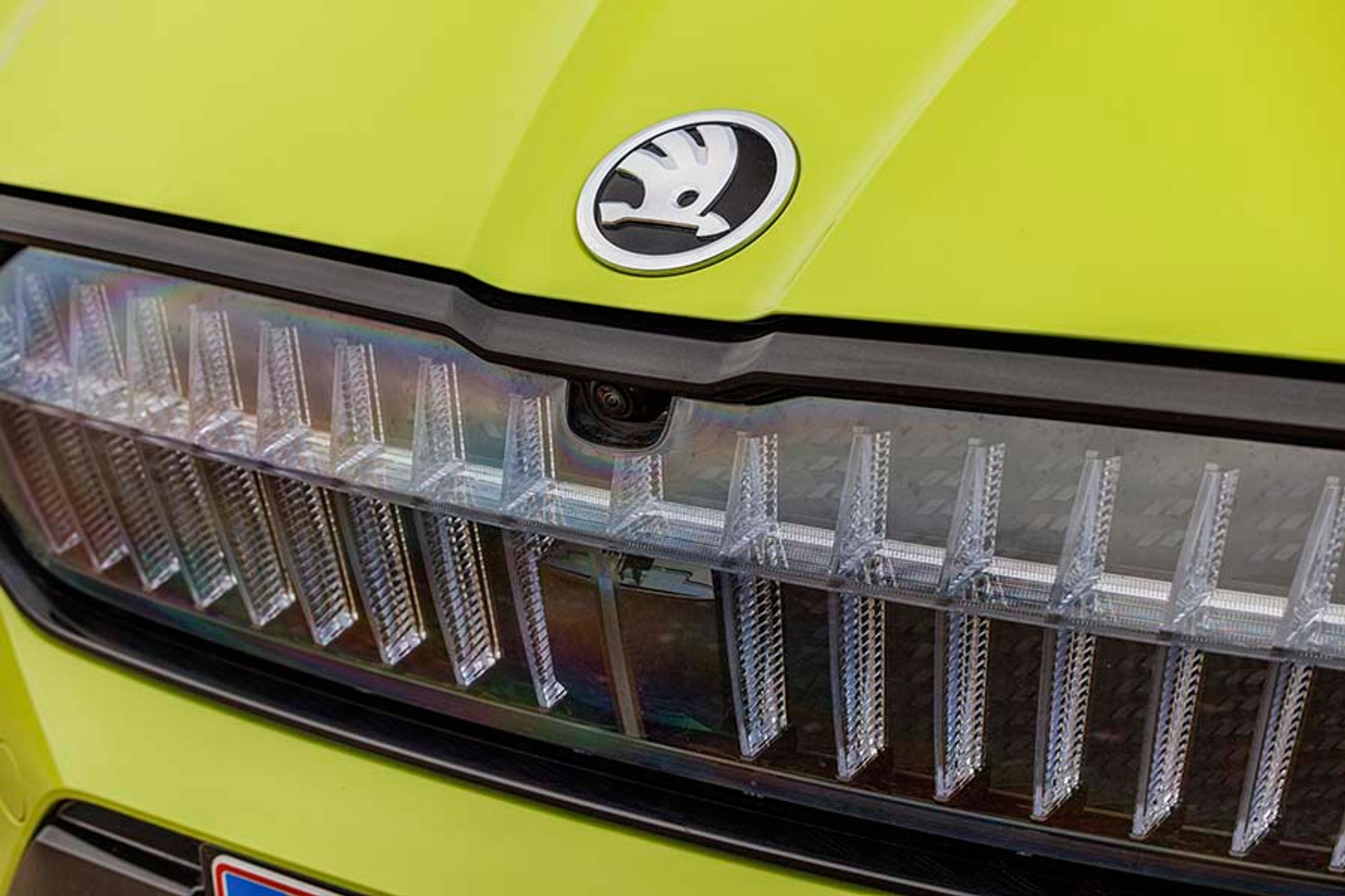 Skoda tilbyder LED-lys i kølergrillen. Det giver lidt mere 3D-effekt i bilens design. Om natten lyser det noget op, så det er i den grad et spørgsmål om smag, om man bryder sig om det.