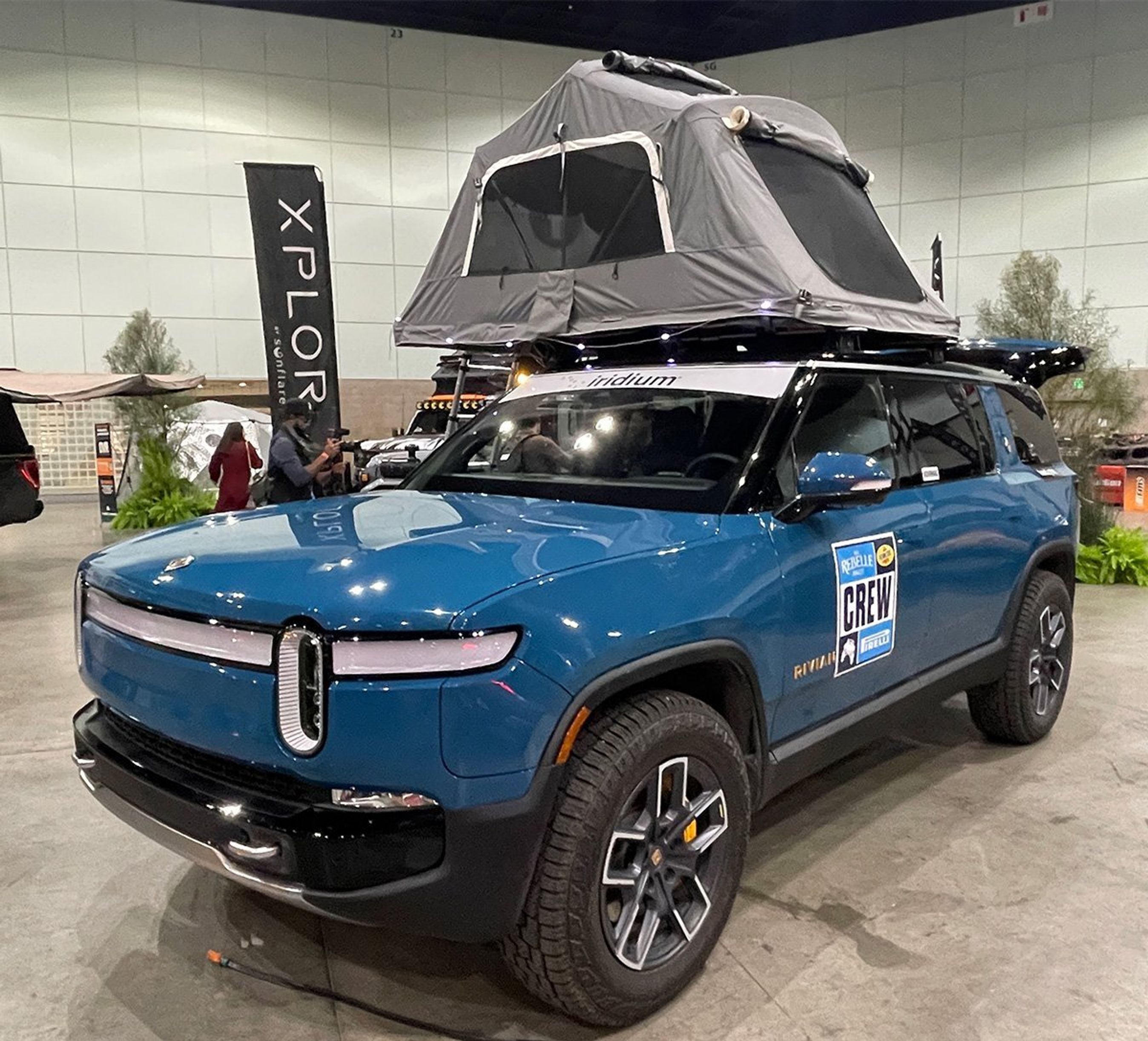 Blå Rivian med tagtelt.