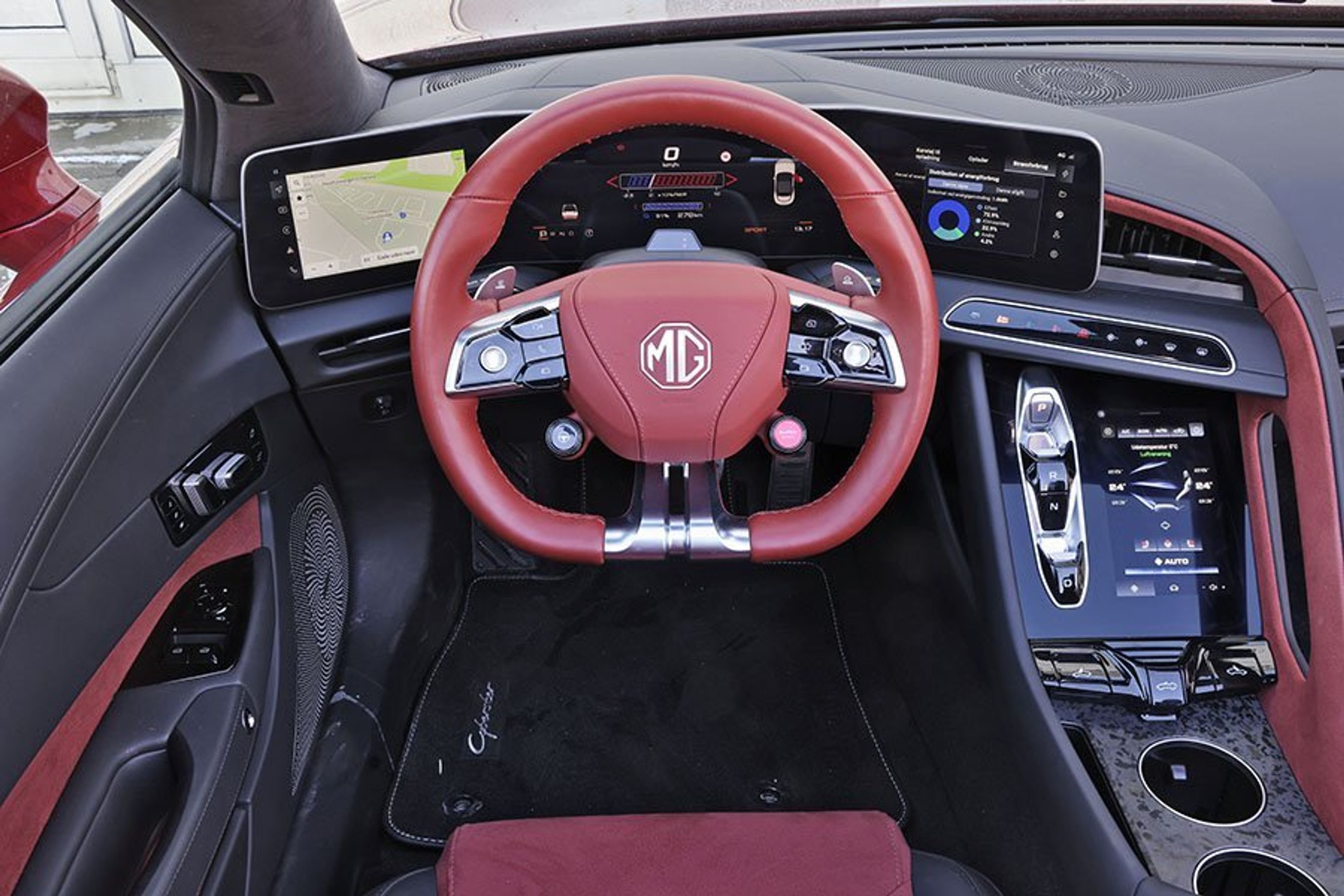 Førerpladsen i en MG Cyberster med rødt rat