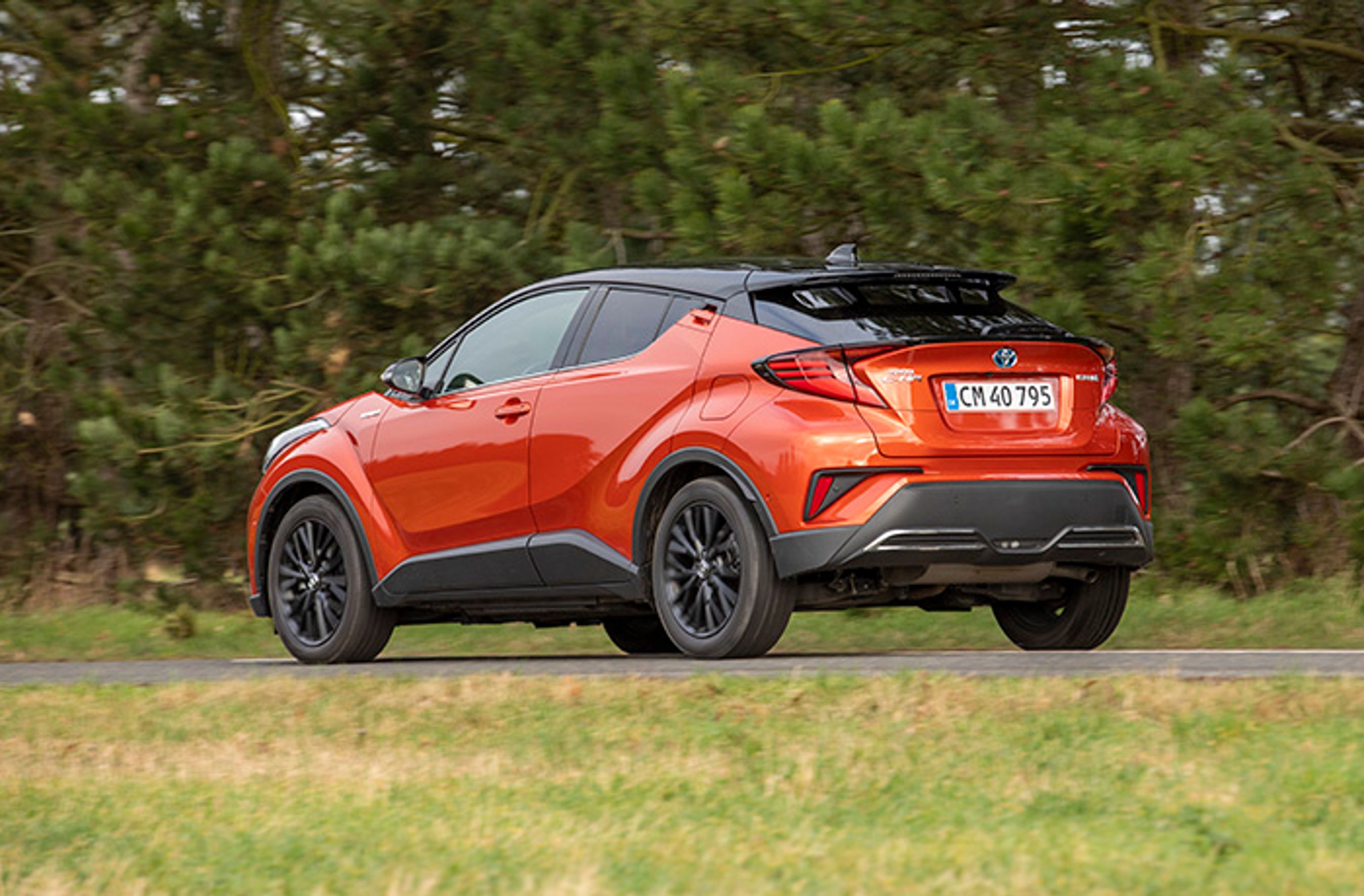 C-HR fås kun som hybridmodel i Danmark, og du kan vælge mellem 1.8- eller 2.0-liter. Vi anbefaler den kraftigste variant, der giver den bedste hybridoplevelse. 