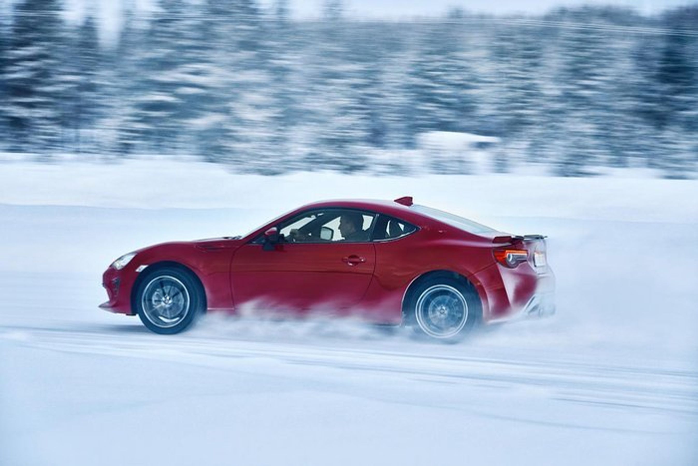 I denne opdaterede udgave er linjerne i GT86 blevet ændret marginalt, men bilen fremstår flot og moderne.