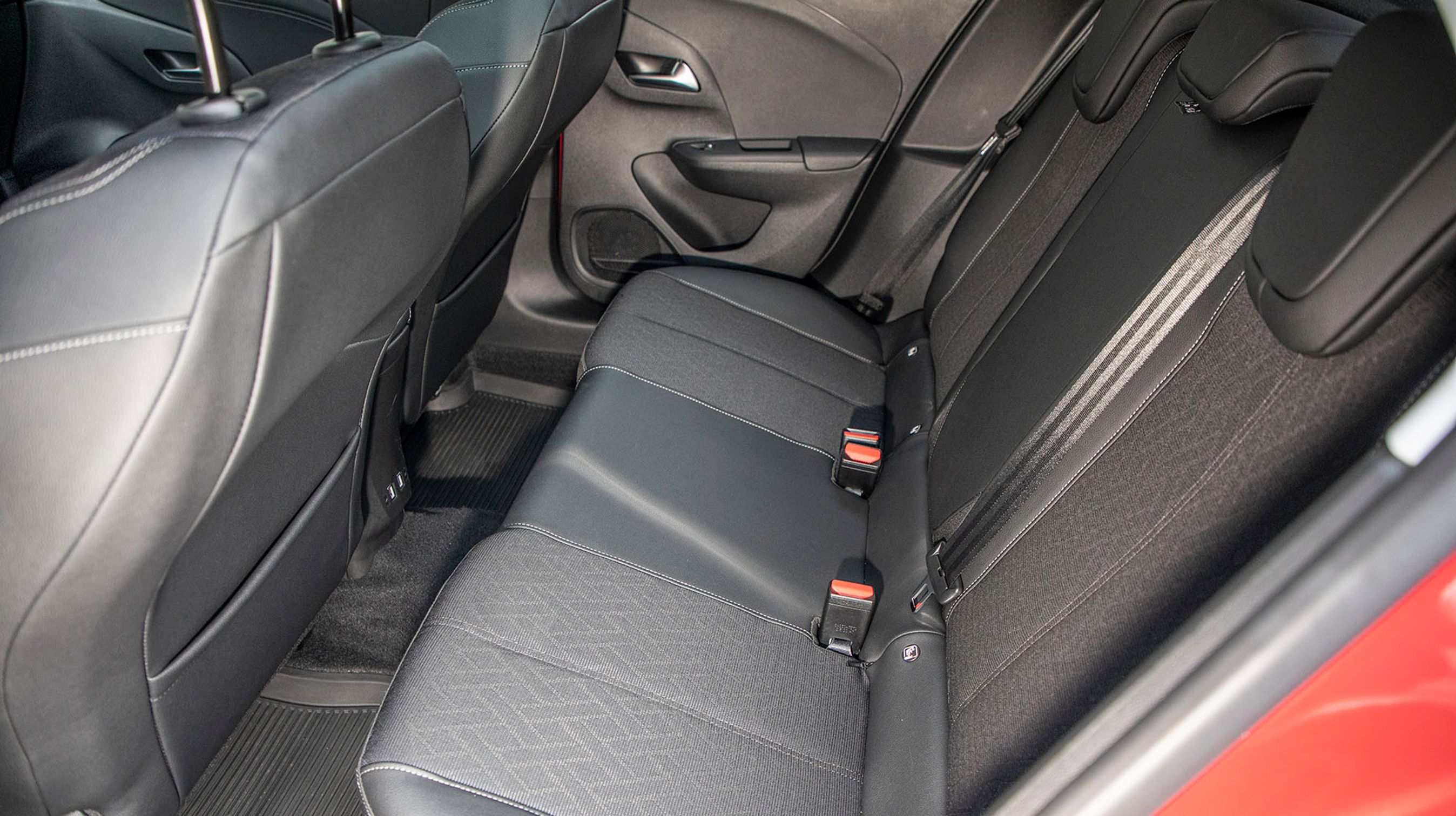 Bagsædepladsen er kneben, og der er ikke friskluftdyser. Der er isofix-beslag til autostole ved de to yderpladser.