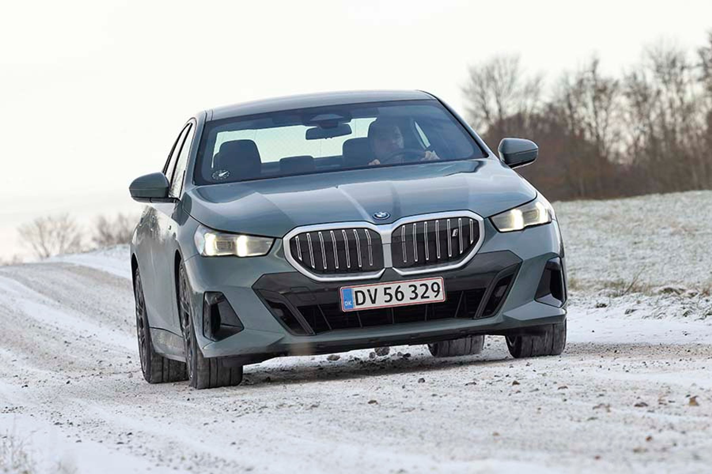 Den nye 5-serie fra BMW fås som elbil, som plugin-hybrid med benzinmotor eller som dieselbil. Priserne for eludgaven med „i“ foran 5-tallet begynder ved 593.554 kr. – testbilen er en M Sport til 628.554 kr. med ekstraudstyr for 80.000 kr.
