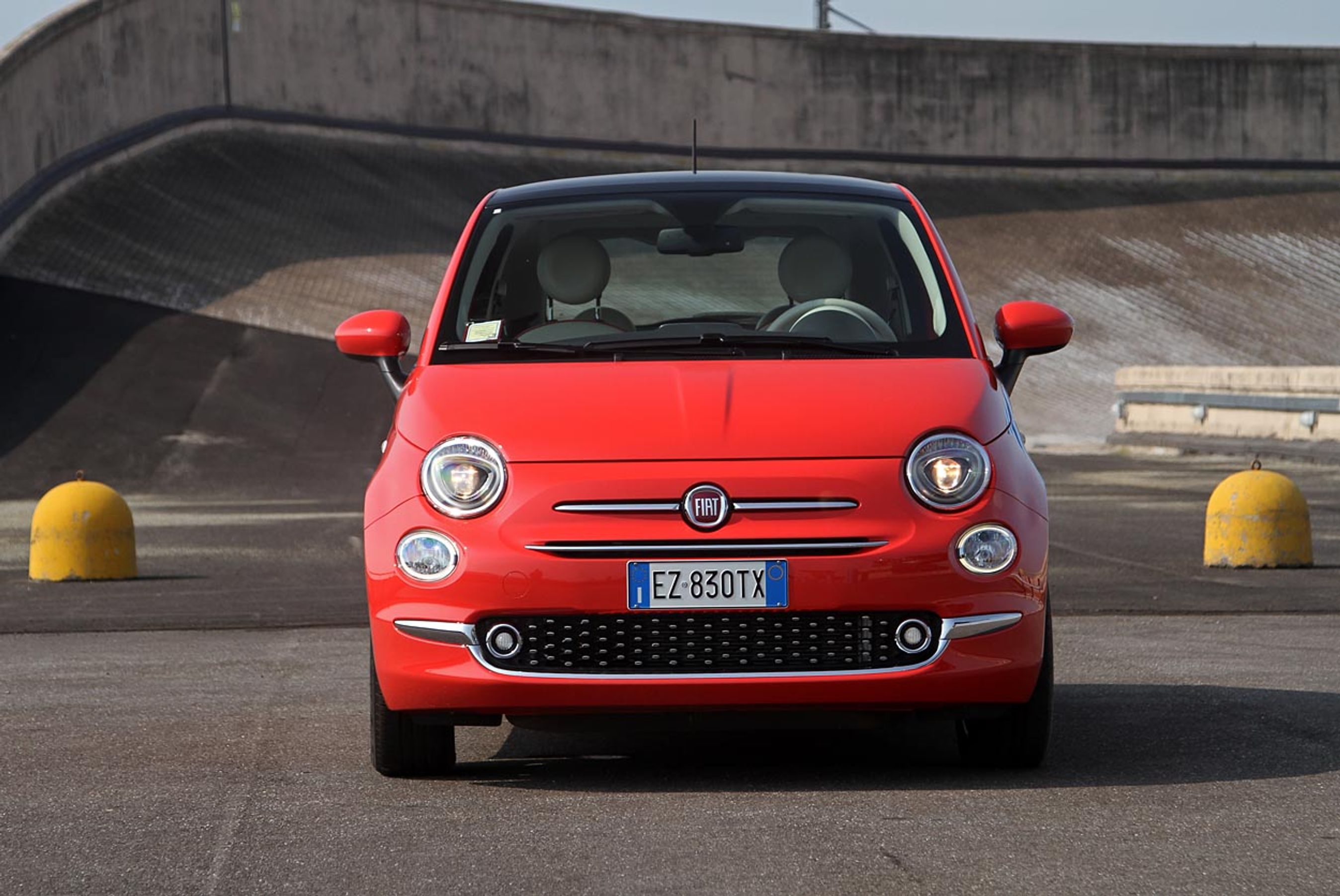 Forandringer på Fiat 500 er små forfra med en mere rustik grill som det mest tydelige. Logoet er vokset sammen med kromlisten. Fotos: Torben Arent, FDM