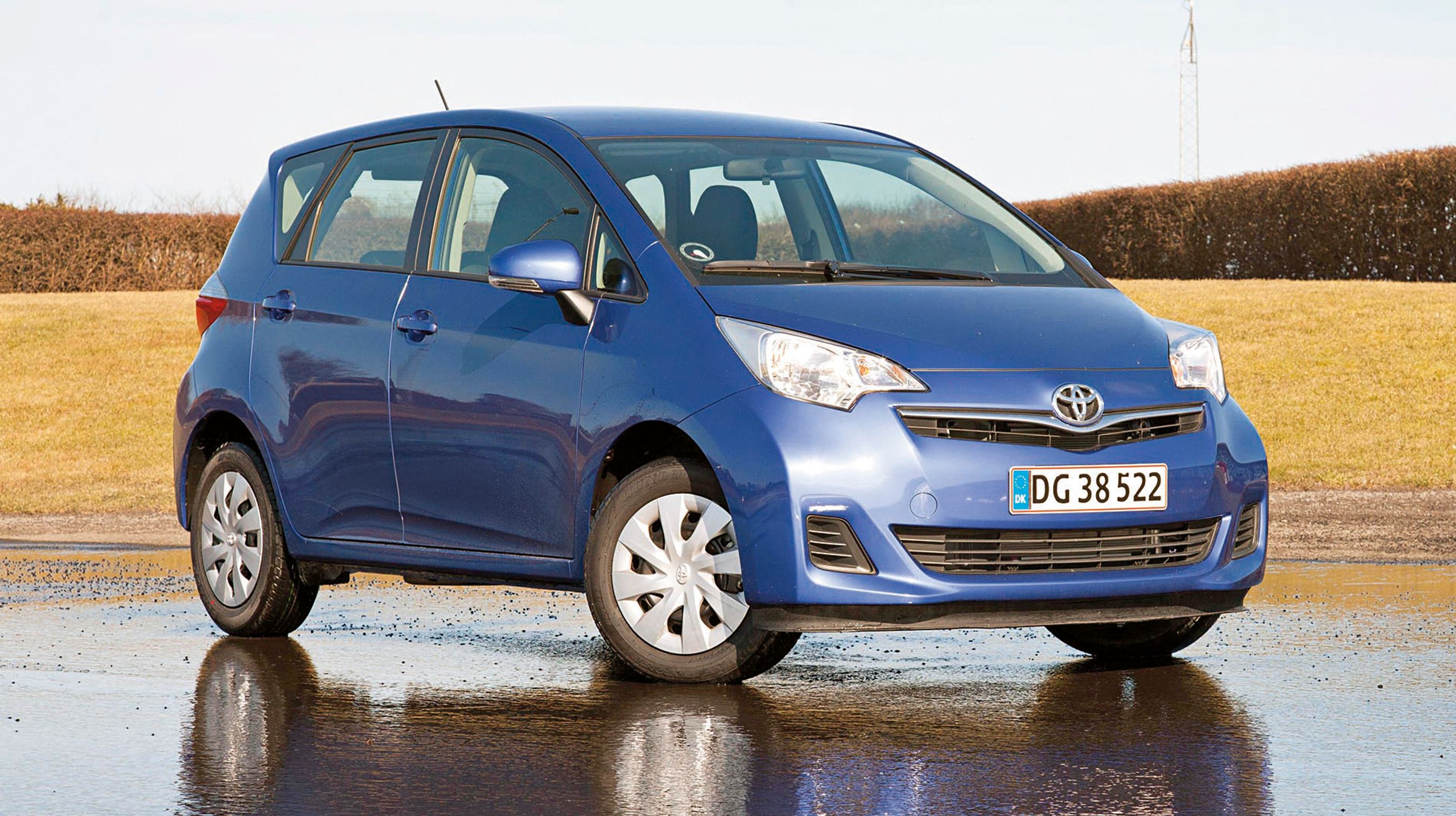 Toyota Verso-S forfra