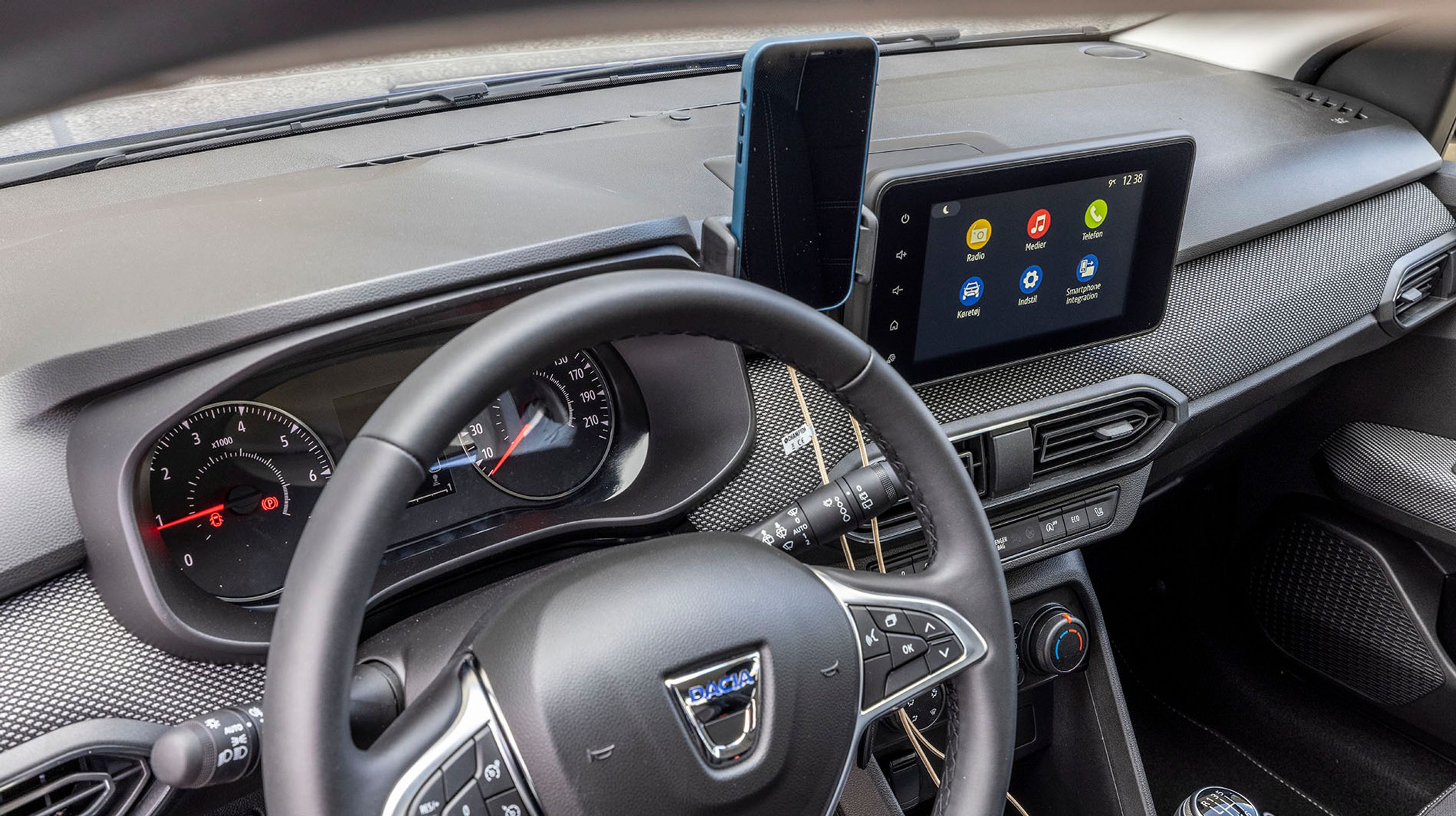 Holderen til mobiltelefonen til venstre for skærmen er smart tænkt. Man kunne dog godt have tænkt sig en lidt mere stabil holder, da det hele ryster en del under kørslen.