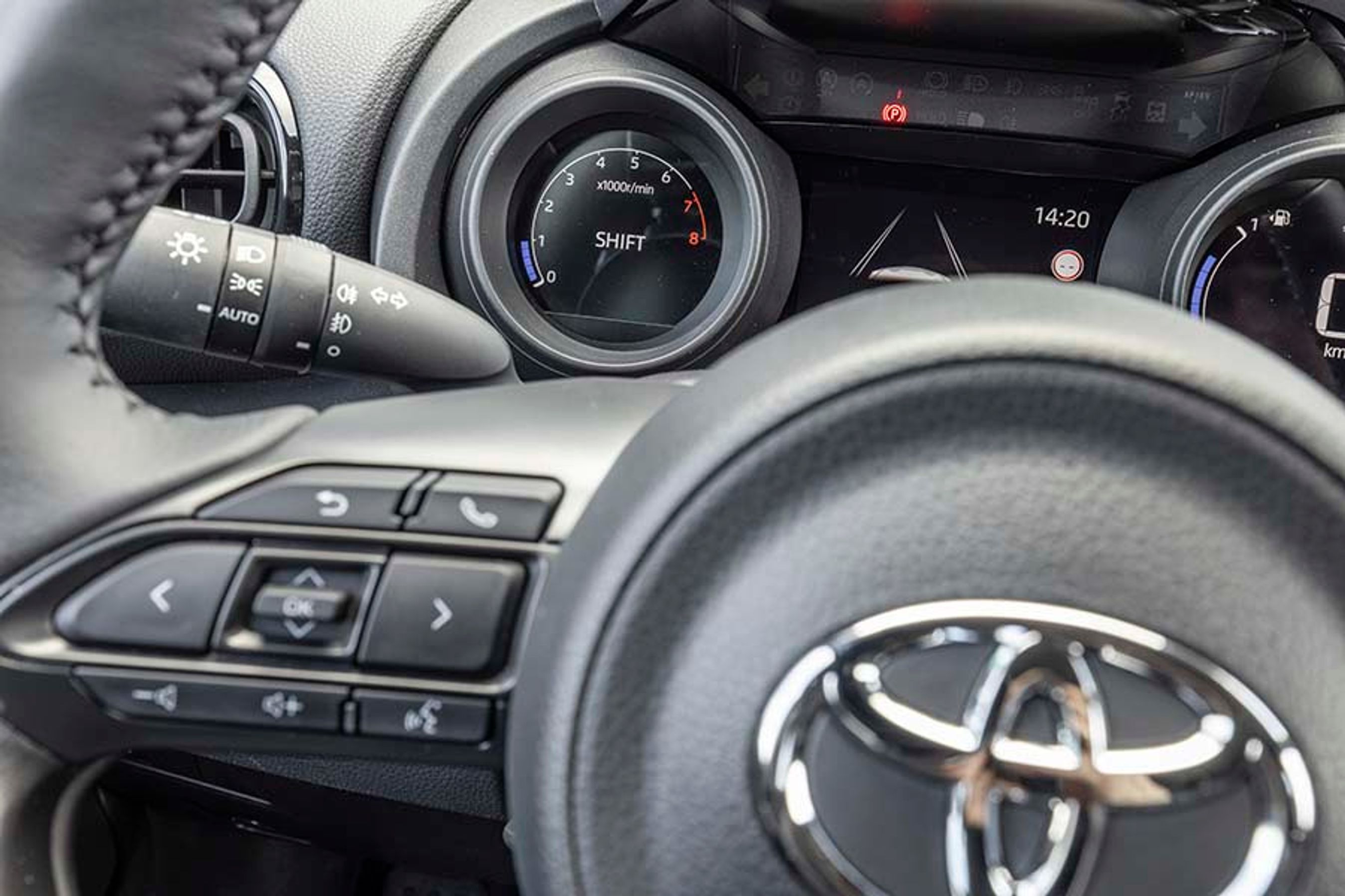 Instrumenthuset er uoverskueligt med alt for mange informationer på en gang. Og for at det ikke er nok, så står der f.eks. SHIFT hele tiden midt i omdrejningstælleren. Først når det for alvor er tid til at skifte gear tændes en lille op- eller ned-pil som indikation på, at der skal skiftes gear.