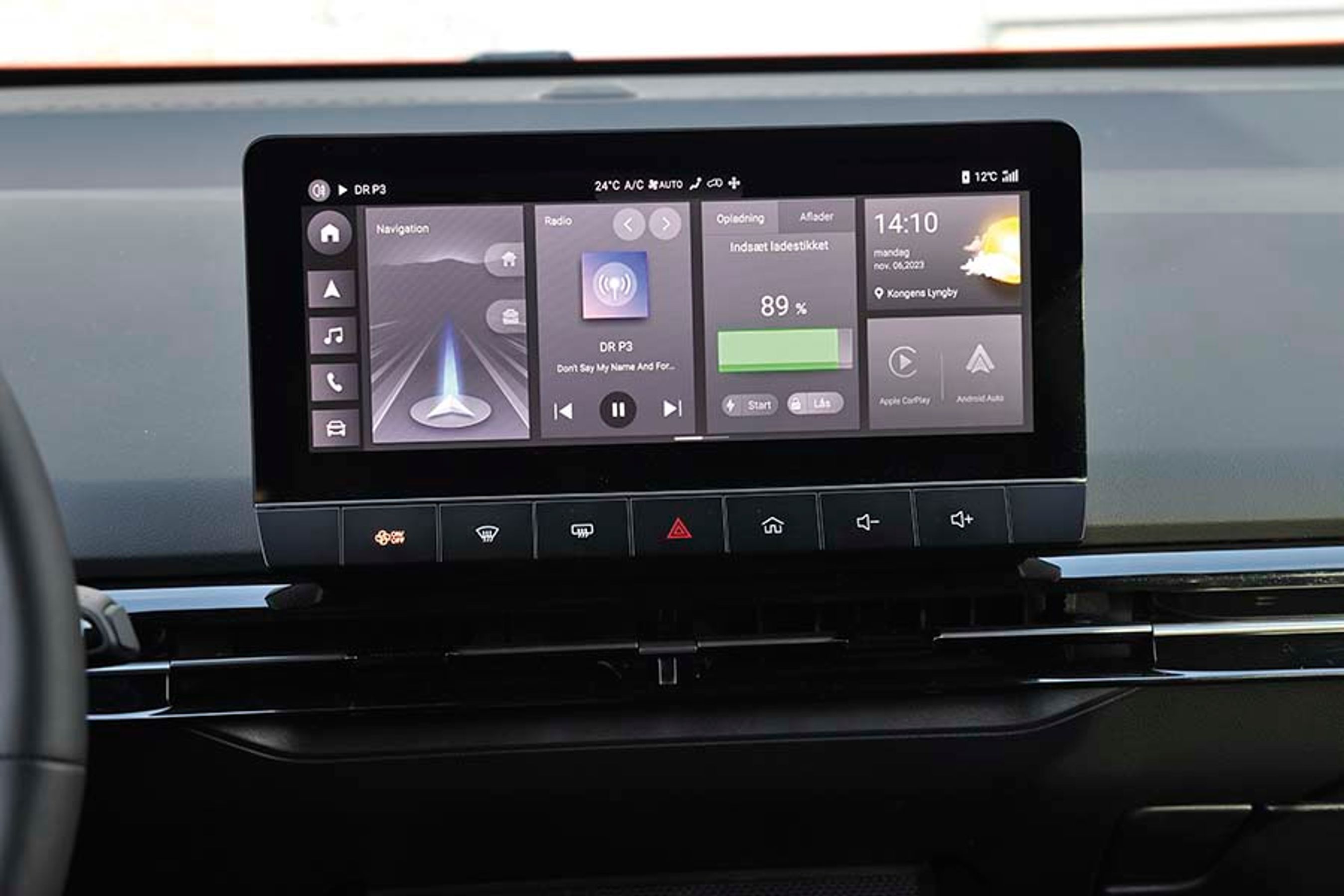 Selve hovedmenuen er uforandret og reagerer ofte langsomt på tryk, og der er fortsat Apple CarPlay og Android Auto med kabelforbindelse. Når mobilapps er aktiveret på skærmen fungerer genvejen til at aktivere klimaanlægget ikke, så du skal bruge knappen under skærmen til at tænde/slukke for klimatiseringen, for at menuen kommer frem. 