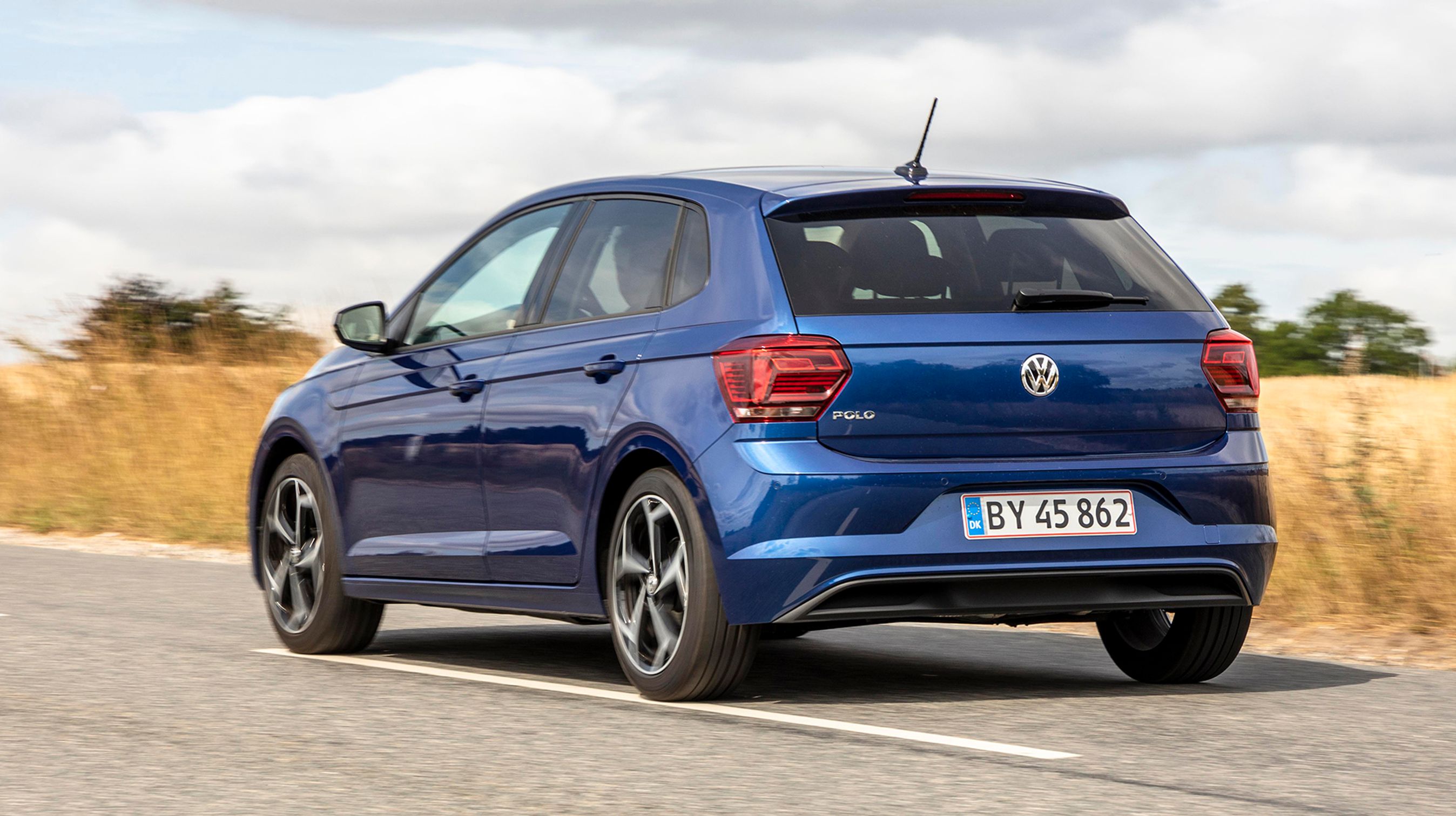 VW Polo i Highline koster med lidt ekstraudstyr tæt på en VW Golf. Den er naturligvis ikke helt så stor, men kan på mange måder godt måle sig med storebroderen.