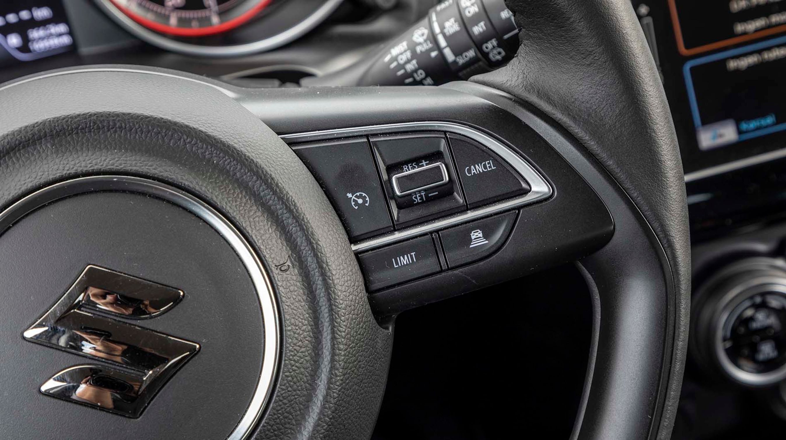Fartpiloten er adaptiv og fungerer fint og styres let fra knapperne på rattet. Fra den nederste knap til højre kan man justere, hvor lang afstand bilen skal holde til forankørende.