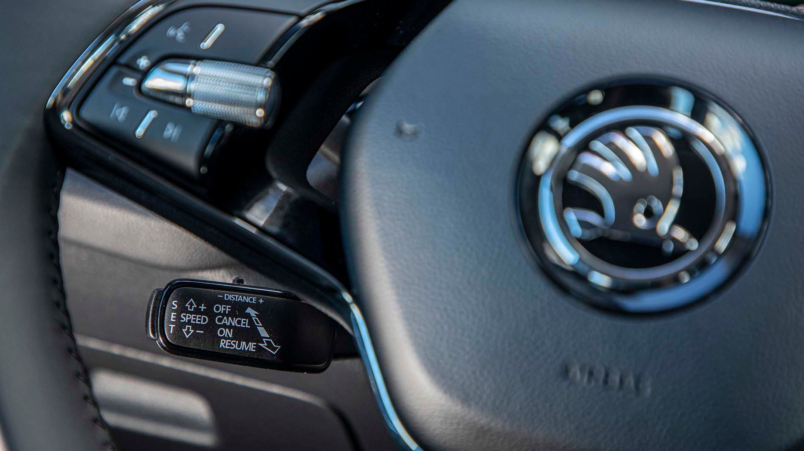 Fartpiloten er placeret bag rattet og er som standard af den adaptive type, der selv holder afstand til forankørende. Den er svær at se fra førerpladsen, men enkel at betjene, når man har lært den at kende. Vi havde dog foretrukket intuitive knapper på rattet.