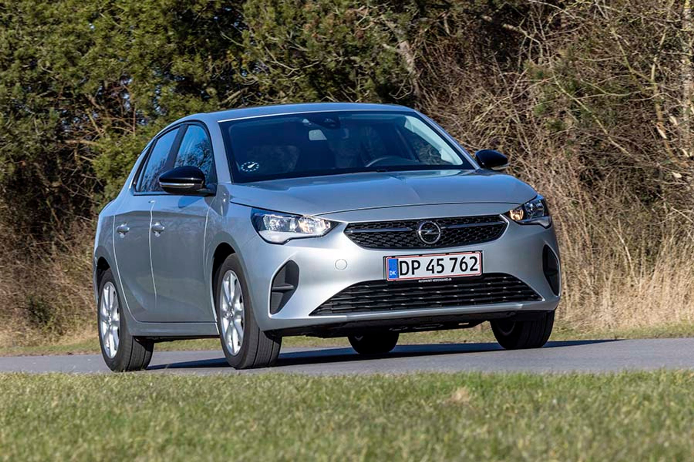 Opel Corsa er søsterbil til Peugeot 208, som den derfor deler en vis mængde teknik med. Billigste udgave koster nu fra 200.000 kroner.