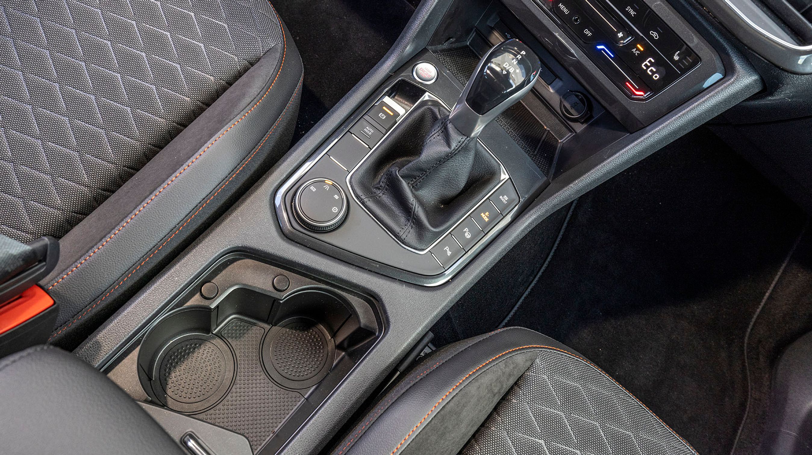 . Gearvælgeren er af den mekaniske type, hvor man selv skal sætte den i P efter hver tur.