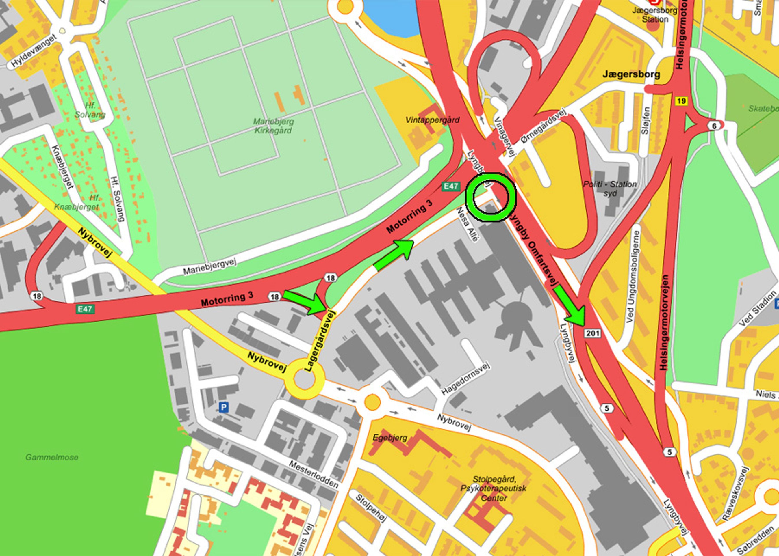 Bilister, der kommer fra Motorring 3 og skal fortsætte ad Helsingør-motorvejen, må forlade motorvejsnettet og følge ruten med de grønne pile. To kryds på strækningen har givet propper, men et nyt lyskryds med to svingbaner ved den grønne cirkel skulle hjælpe en del på problemet.