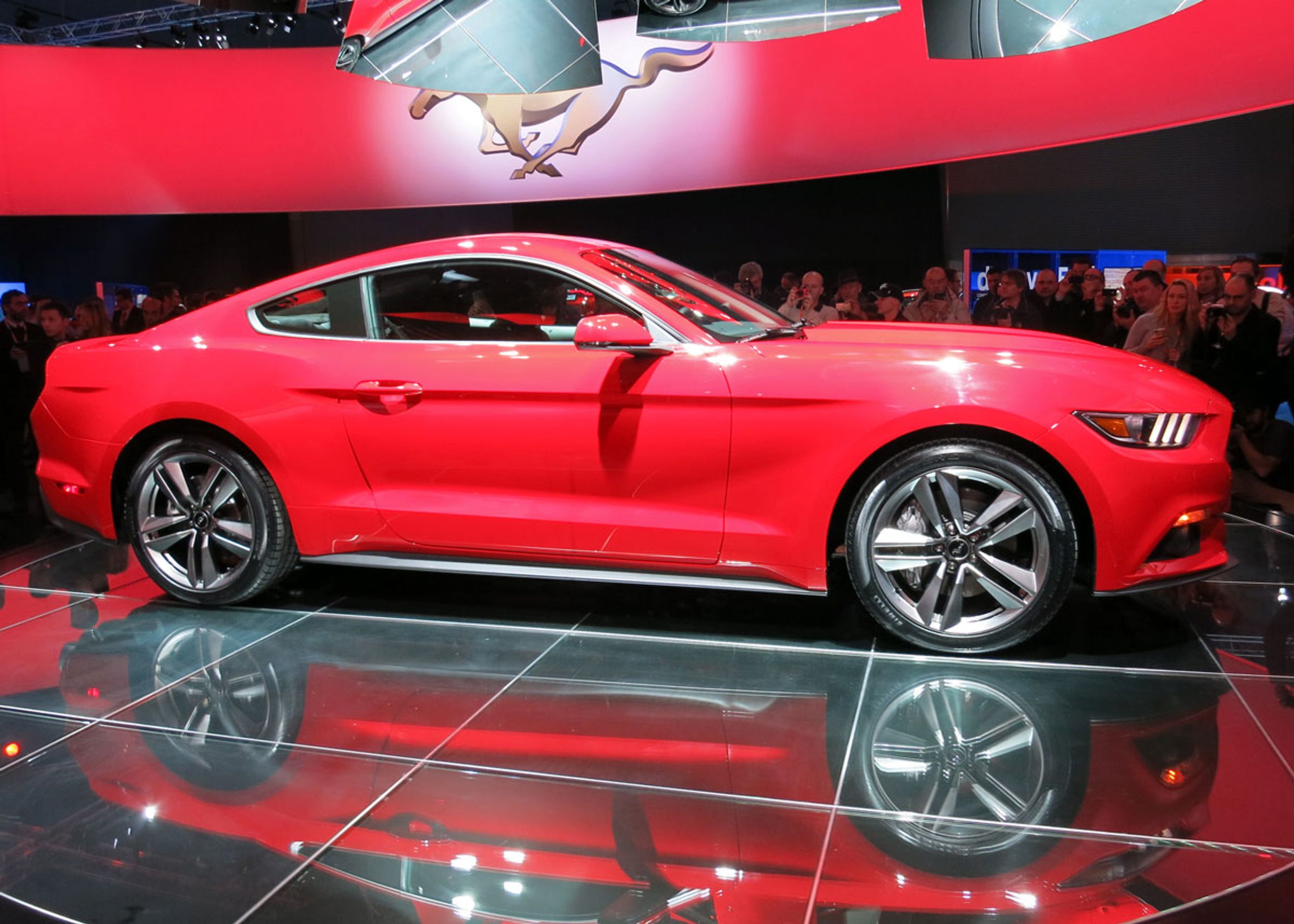 Som lukket coupé er Ford Mustang en ikonisk bil med linjer der taler til hjertet. Bilen er en muskelbil men er egentlig ikke særlig luksuriøst bygget, hvilket kunne tale for en relativ lav pris.