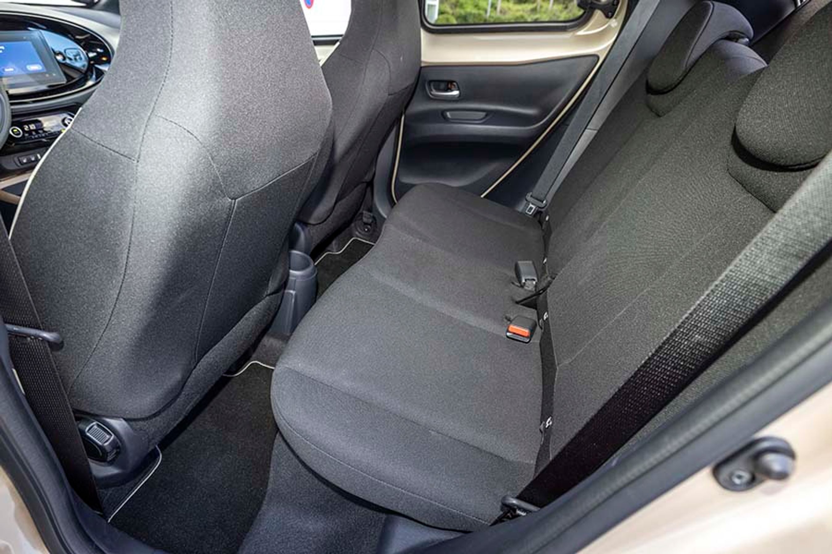 Der er kun to siddepladser ved bagsædet, og der er ikke megen plads at give af. Ruderne i bagdørene kan ikke rulles ned, men kun stilles på klem.