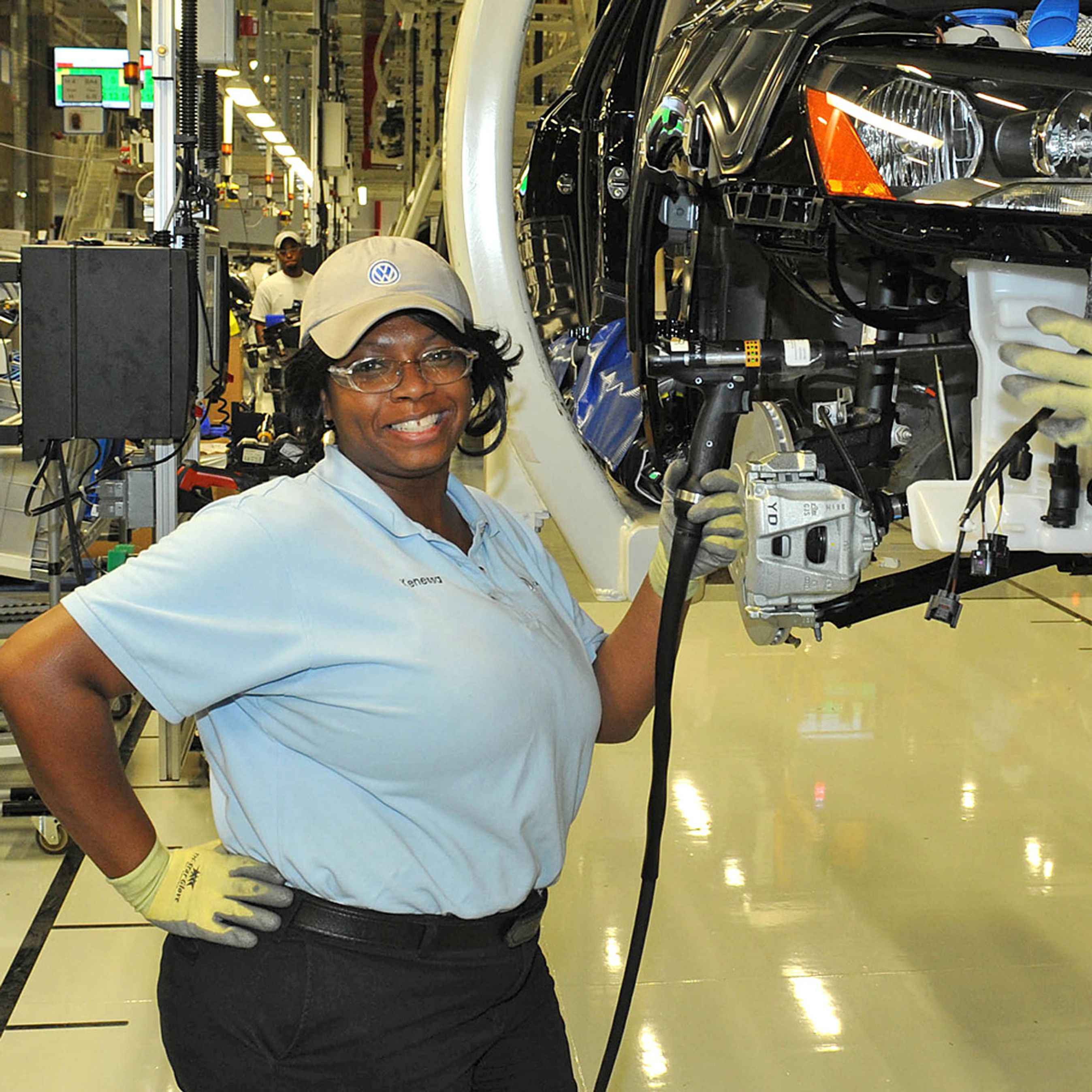 Chattanooga-fabrikken ligger som næsten alle andre nye bilfabrikker i USA i sydstaterne. Her er arbejdskraften billigere end nordpå, og fagforeningerne er meget svagere. Indtil videre er arbejderne i Chattanooga ikke organiseret.