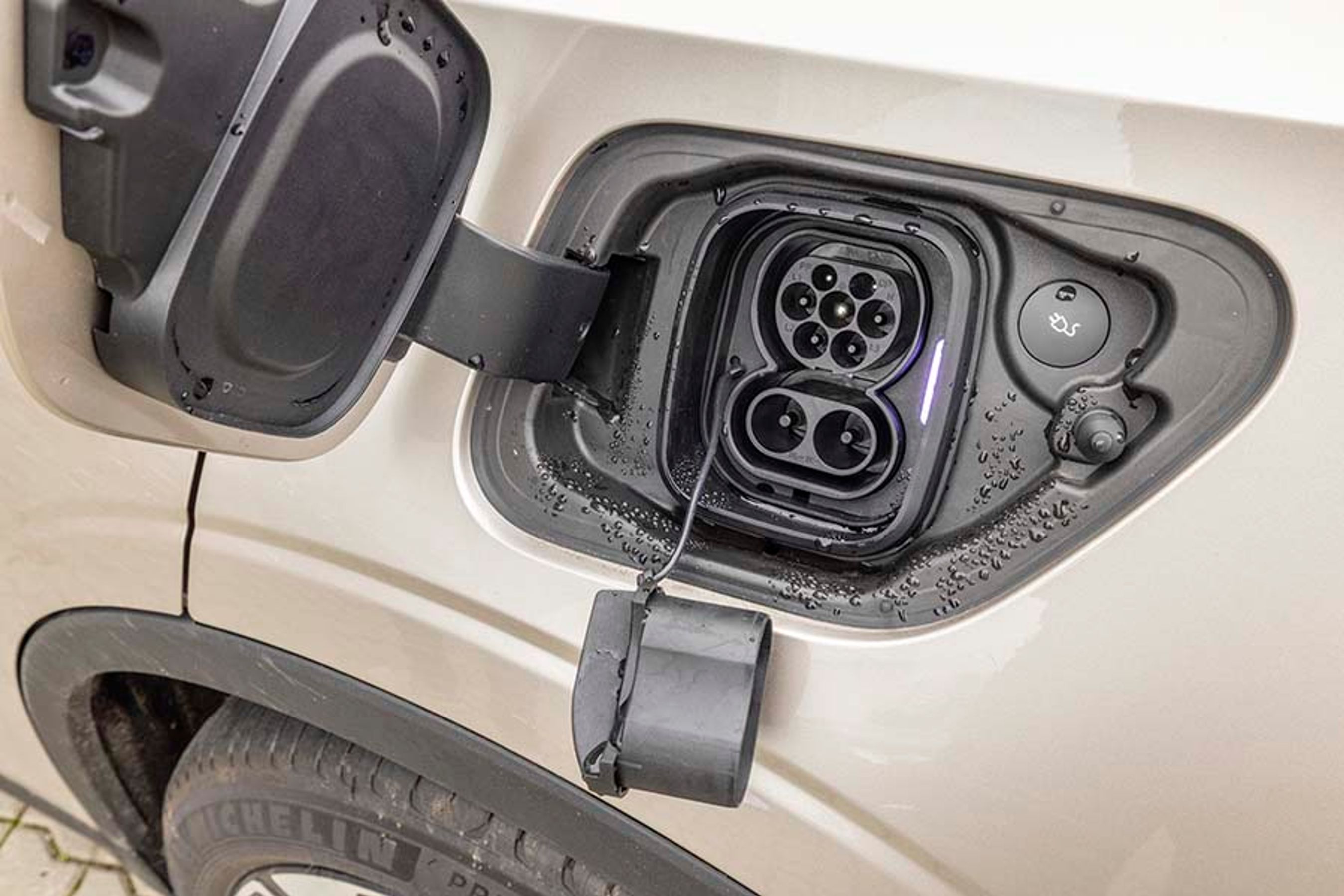 Opladningsmulighederne følger standarden i klassen. Det vil sige, at du kan lade med op til 11 kW hjemme, så bilen kan lades helt op på godt seks timer. Lynladning klarer den imponerende godt, og det gør den velegnet også på længere ture. 