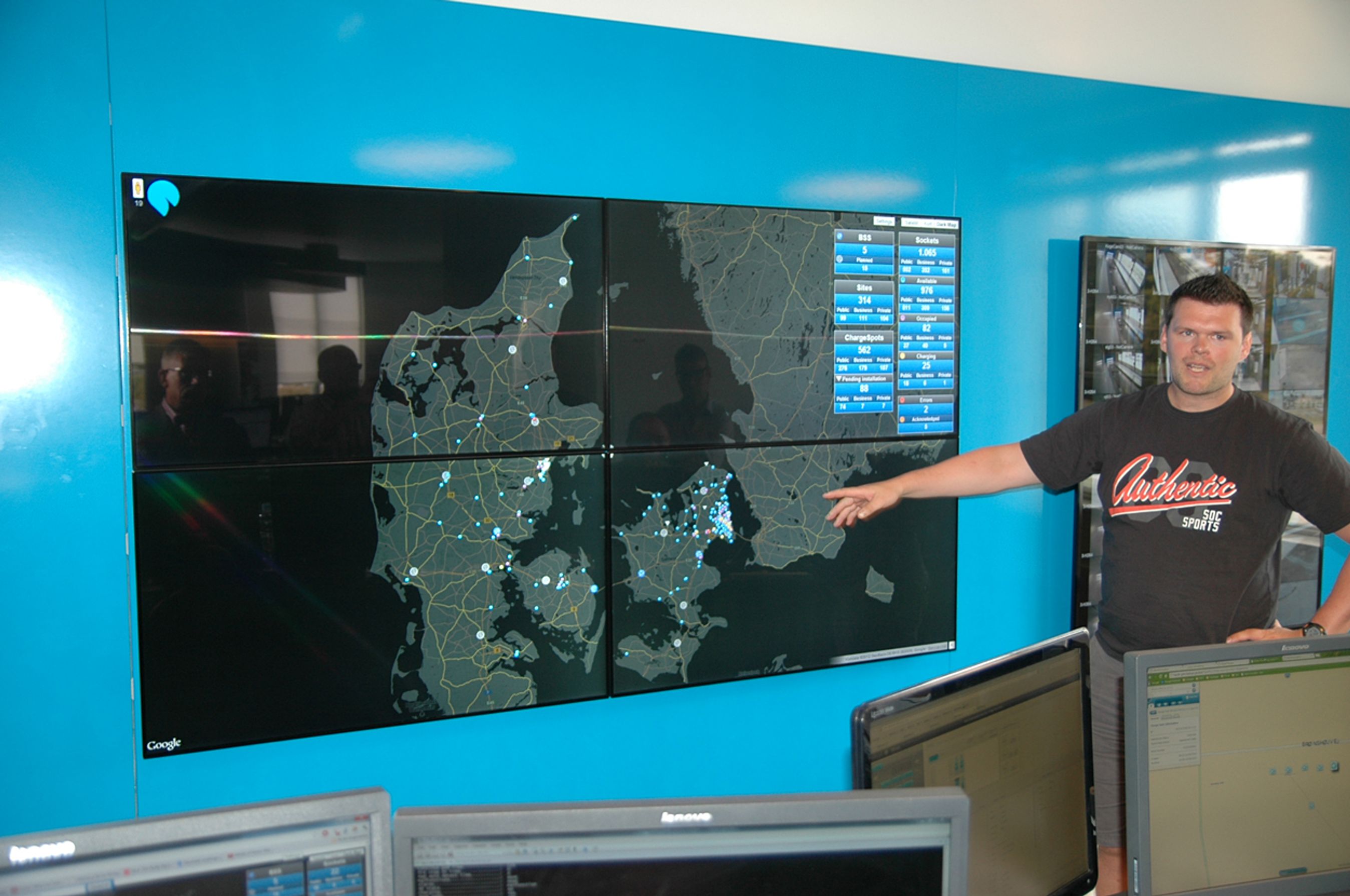 Fra kontrolcentret i København holdes øje med alle ladestandere og batteriskiftetstaioner fra Better Place.