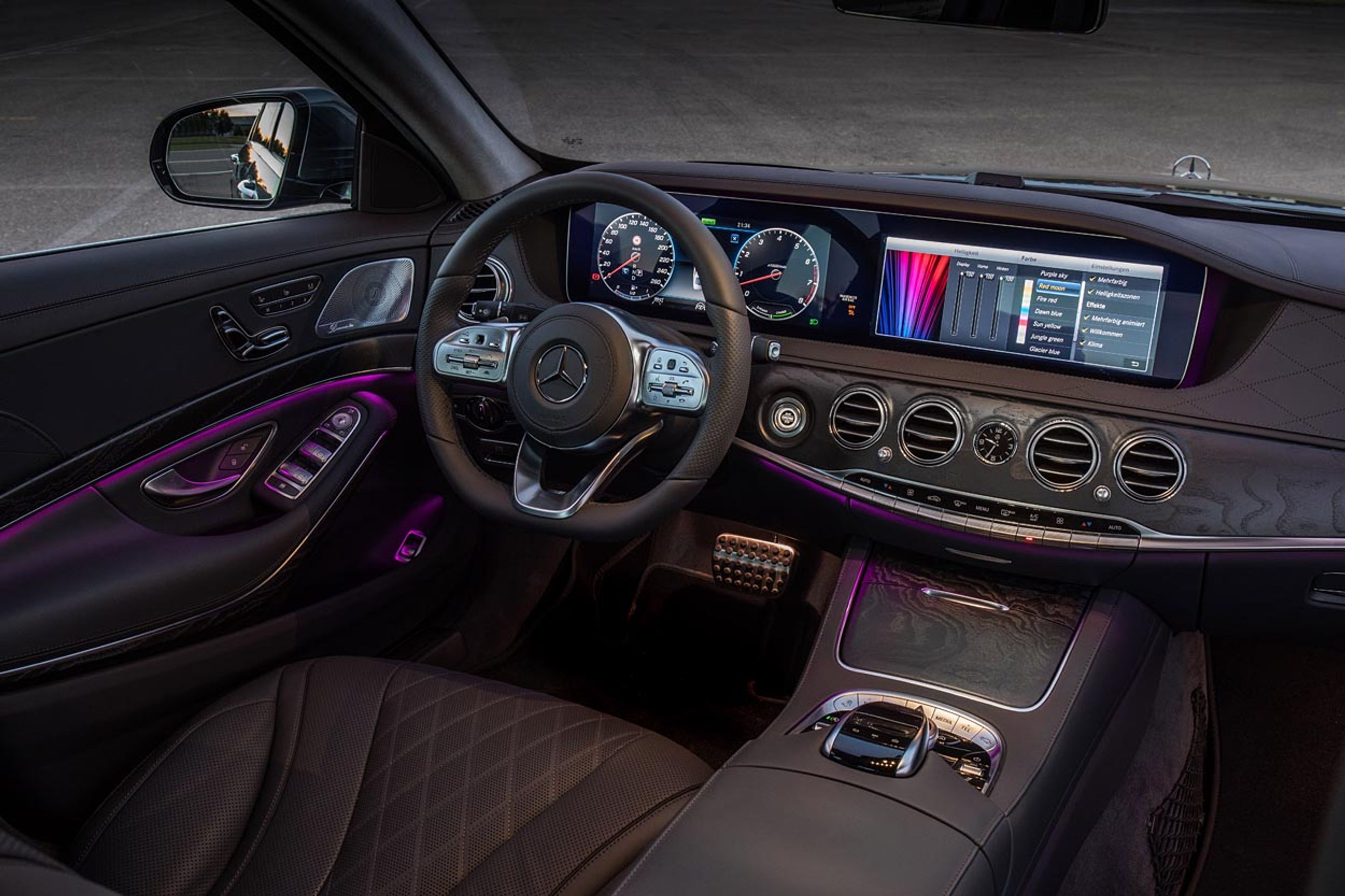 Bag rattet mødes man af en luksusfornemmelse af de helt store. To enorme skærme er sat i forlængelse af hinanden og giver information om alt under kørslen.