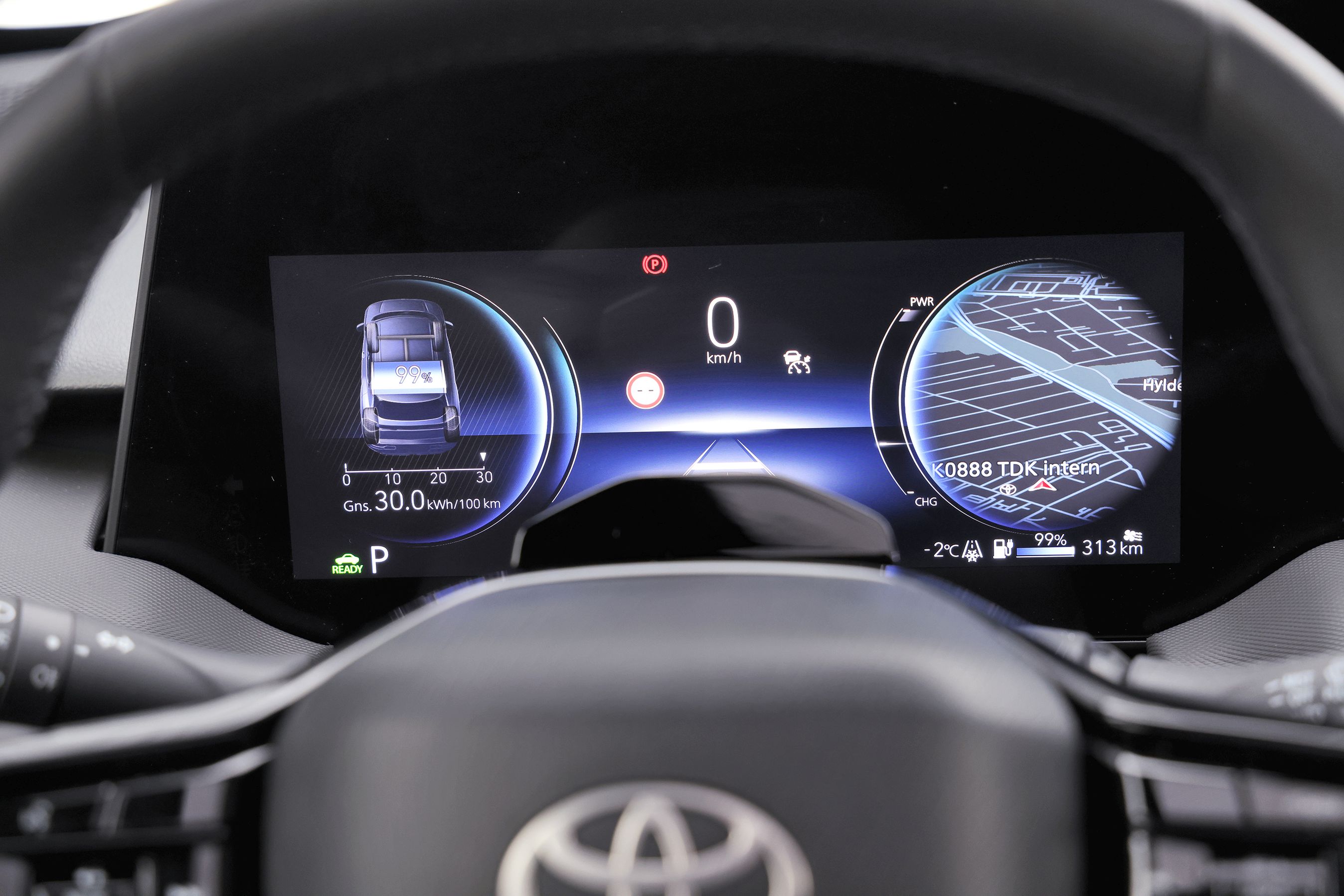 Instrumenthus bag rattet i en Toyota Urban Cruiser