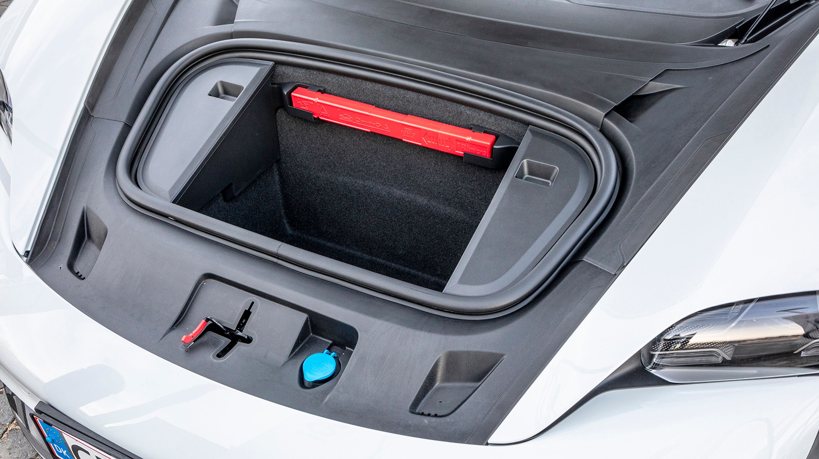 Der er et bagagerum foran på 81 liter. 