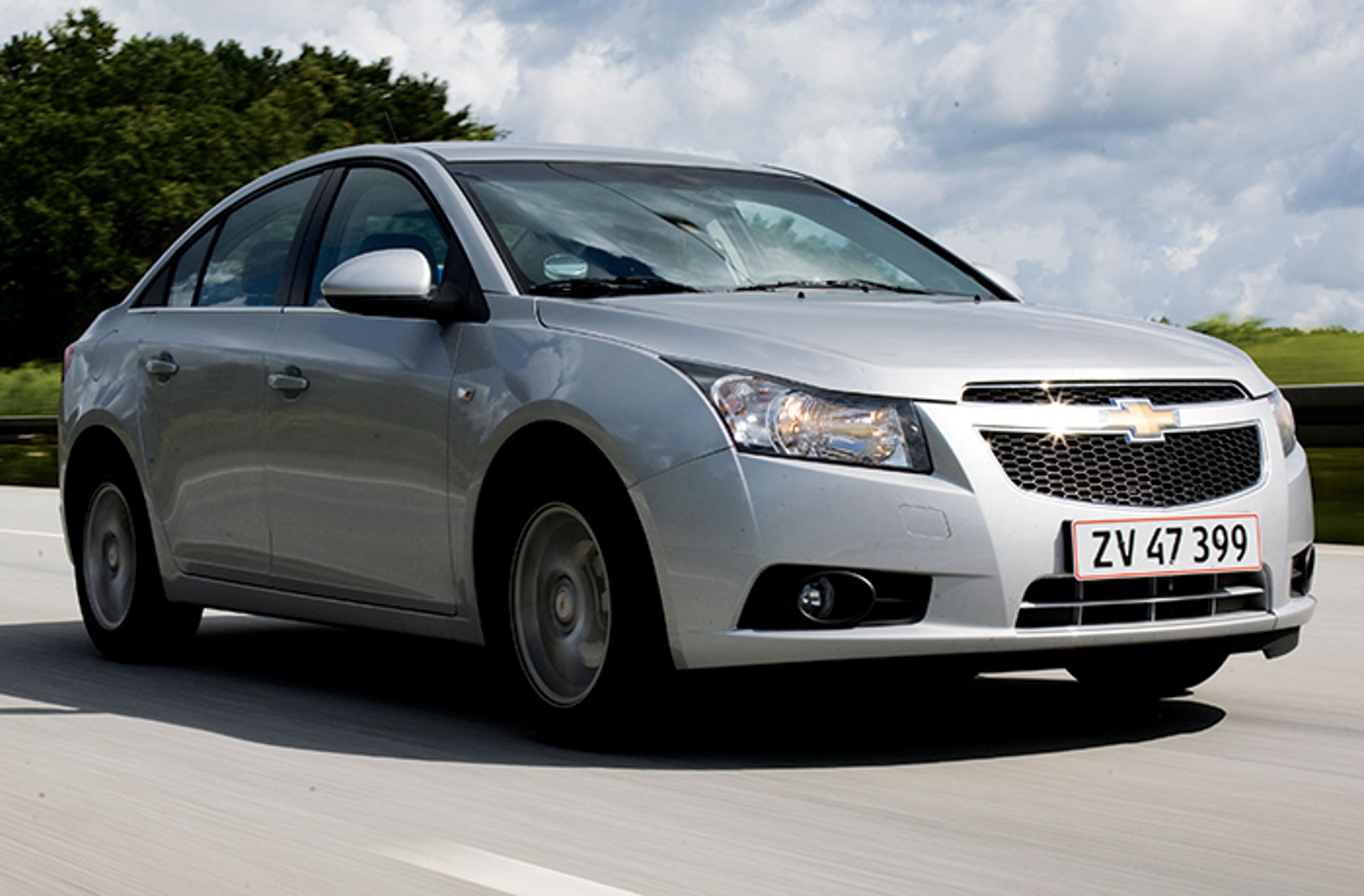 Chevrolet Cruze fås som firedørs sedan.