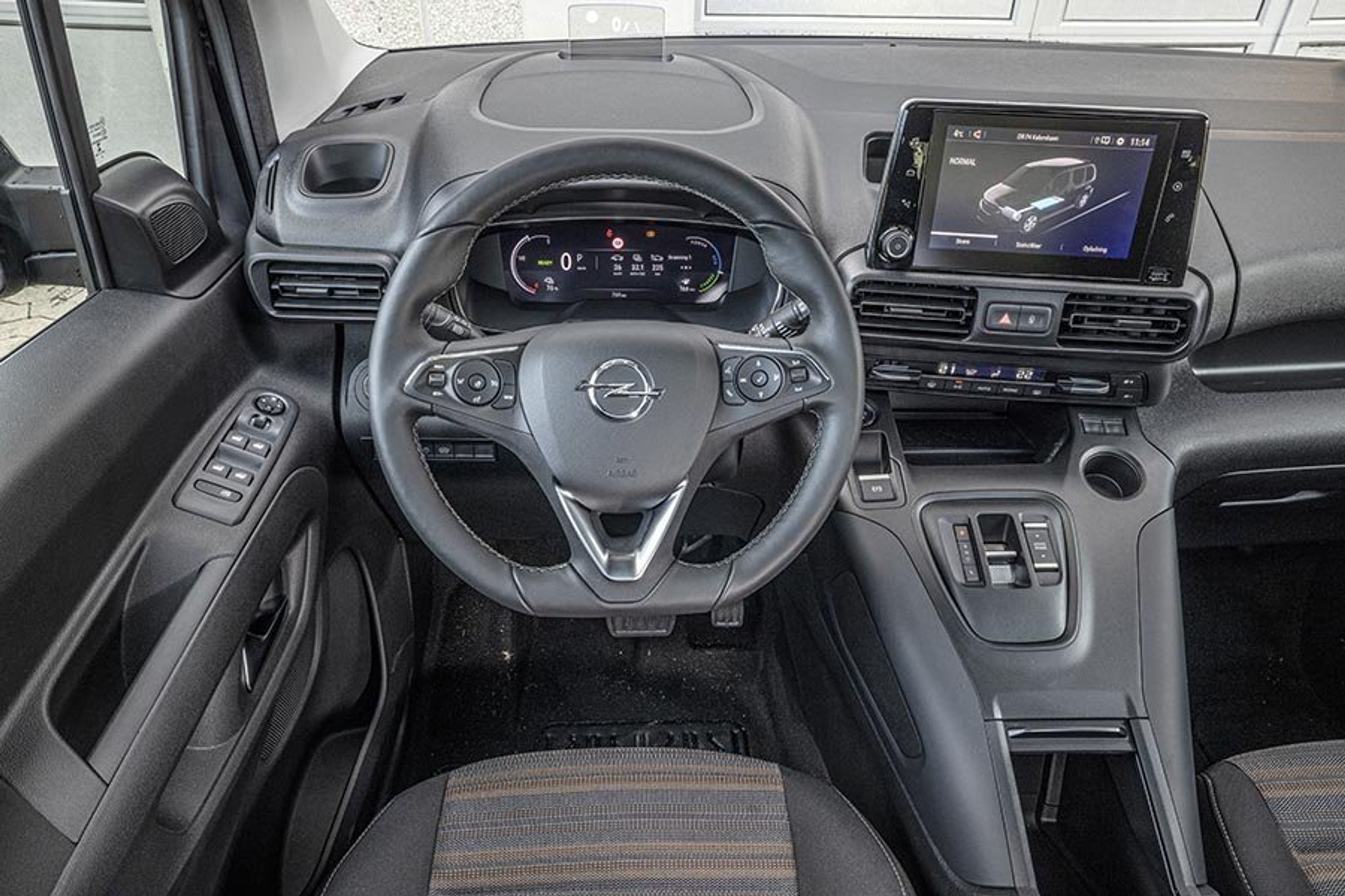 Førerpladsen indbefatter et digitalt instrumenthus og en 7-tommers trykfølsom skærm i midten.