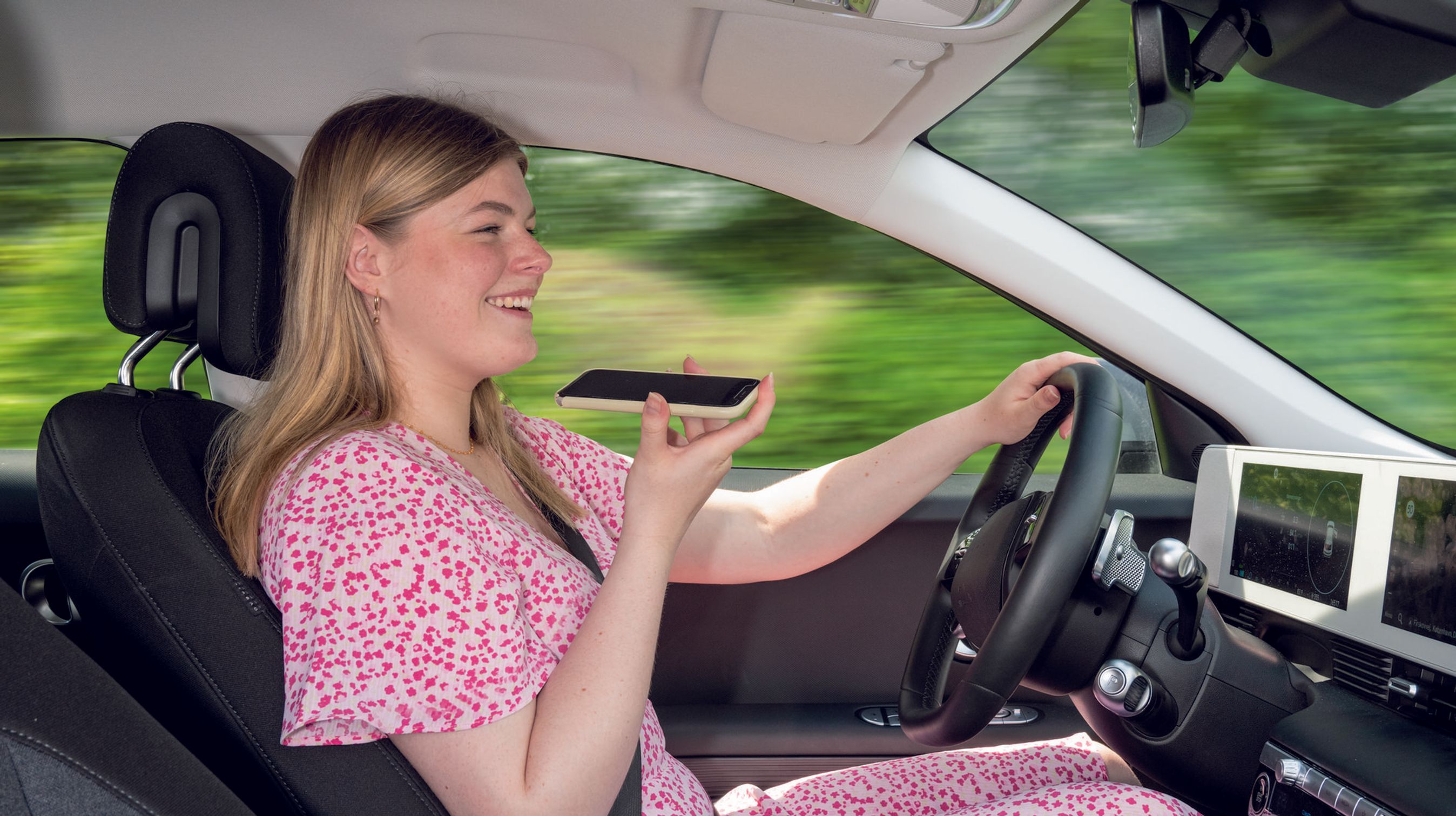 Kvinde taler i telefon i bil