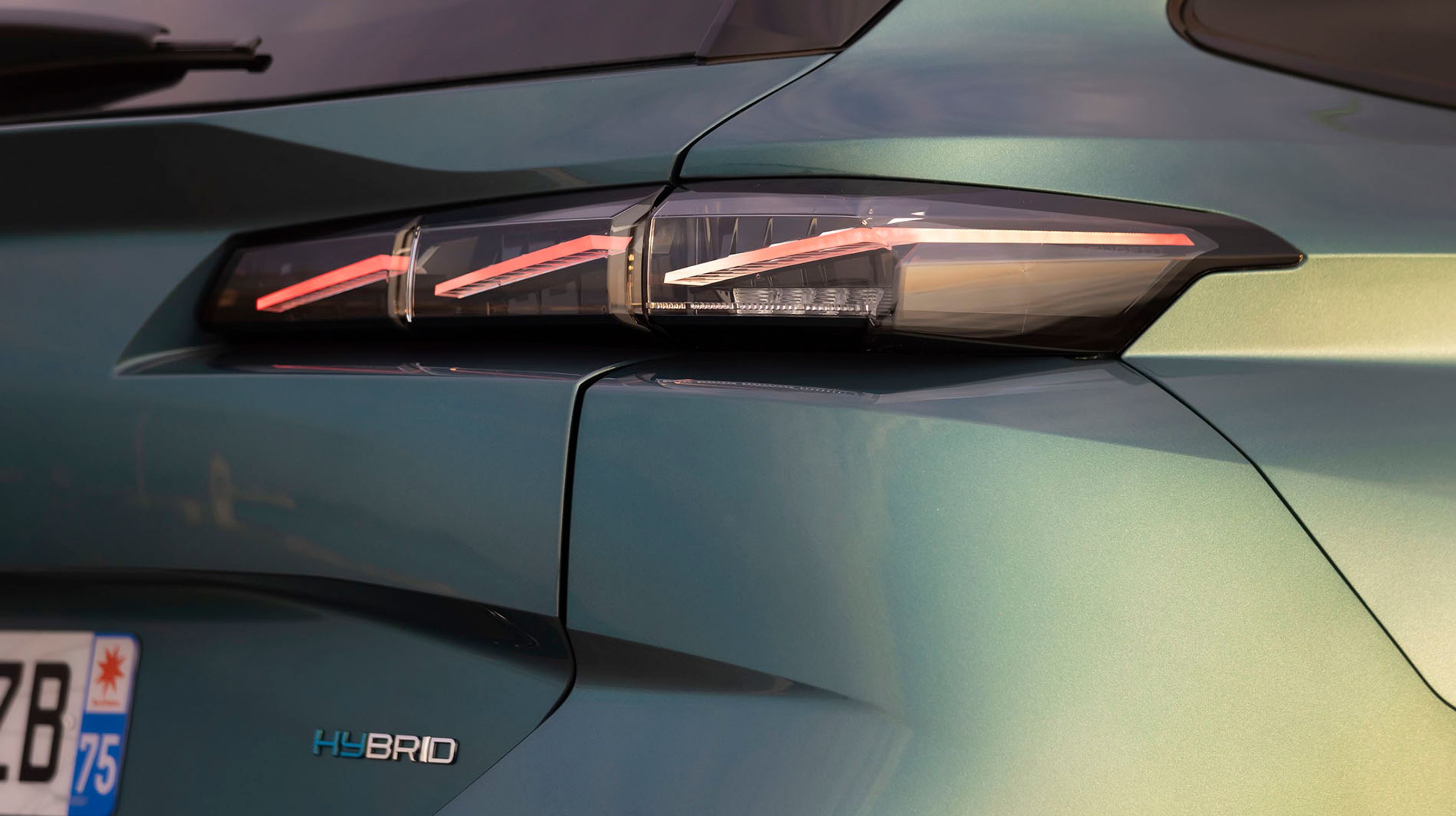 Plugin-udgaverne kendes på Hybrid-skiltet på bagklappen. Baglygterne er af LED-typen og findes i to udgaver. Her er det dem med de tre skråtstillede lygte-streger i hver side.