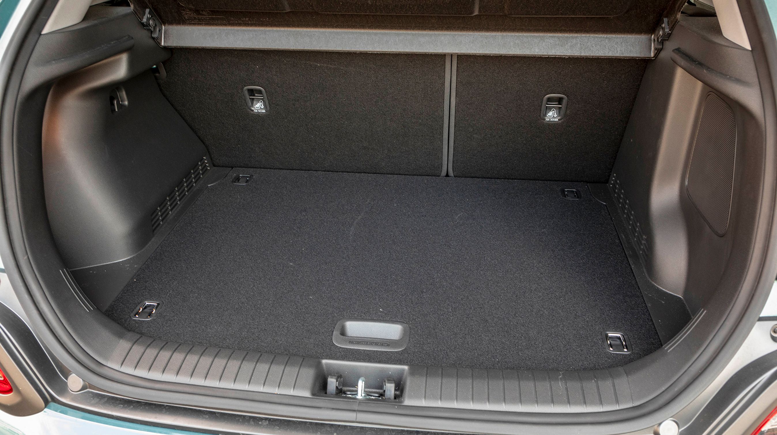 Bagagerummet rummer 332 liter. En 'mormorlader' kan placeres under gulvet, men der er ikke plads til et rigtigt ladekabel. En barnevogn finder let plads i bagagerummet.