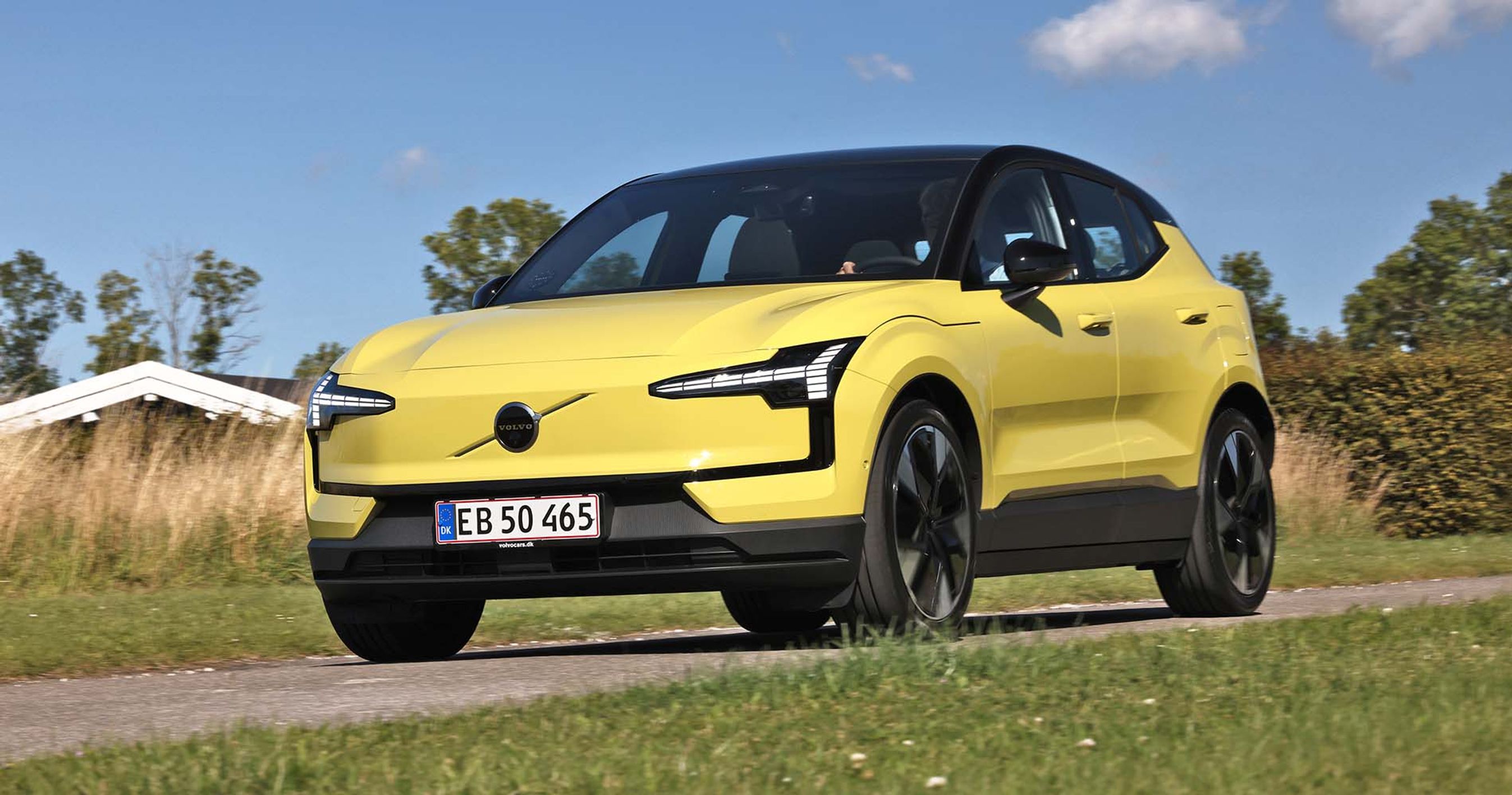 Gul Volvo EX30 set forfra