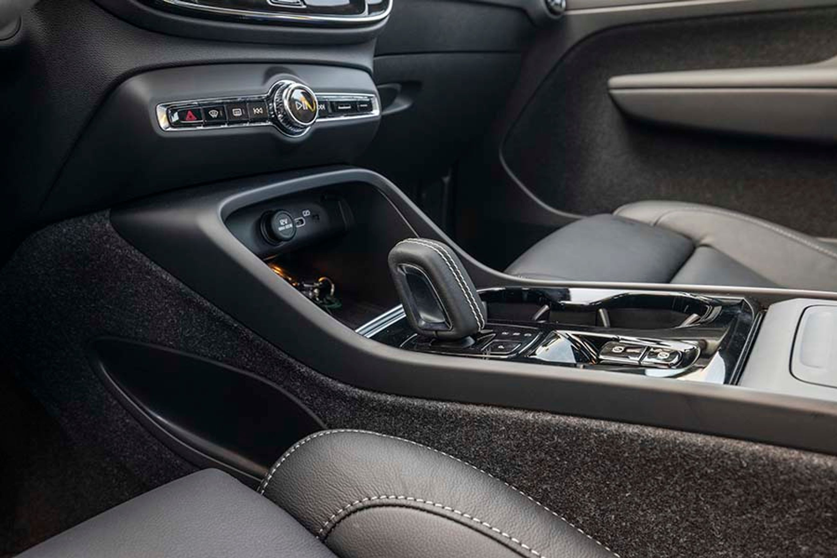 Gearvælgeren er elektronisk og skal nu blot tippes en gang frem eller tilbage, når man vælger kørselsretning.