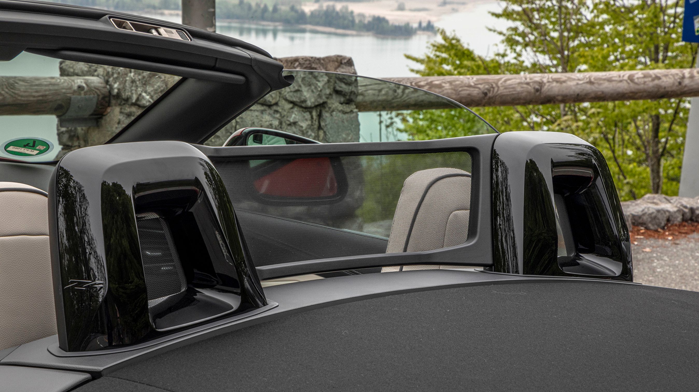 Det ser ikke ud af meget, men det lille net mellem hovedstøtterne fjerner meget vindturbulens i kabinen. Det er nemt at fjerne, hvis man kører med kalechen oppe.