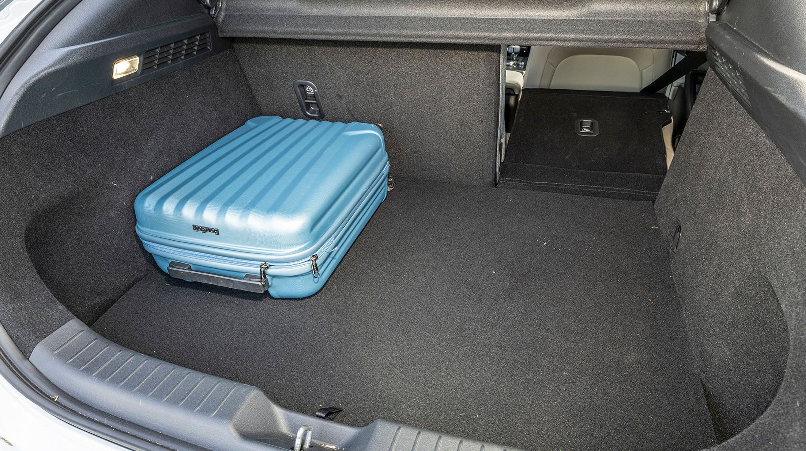 Der er gode, regulære sider i bagagerummet, men gulvet er højt, og der er ikke ekstra plads til f.eks. ladekabler under gulvet.