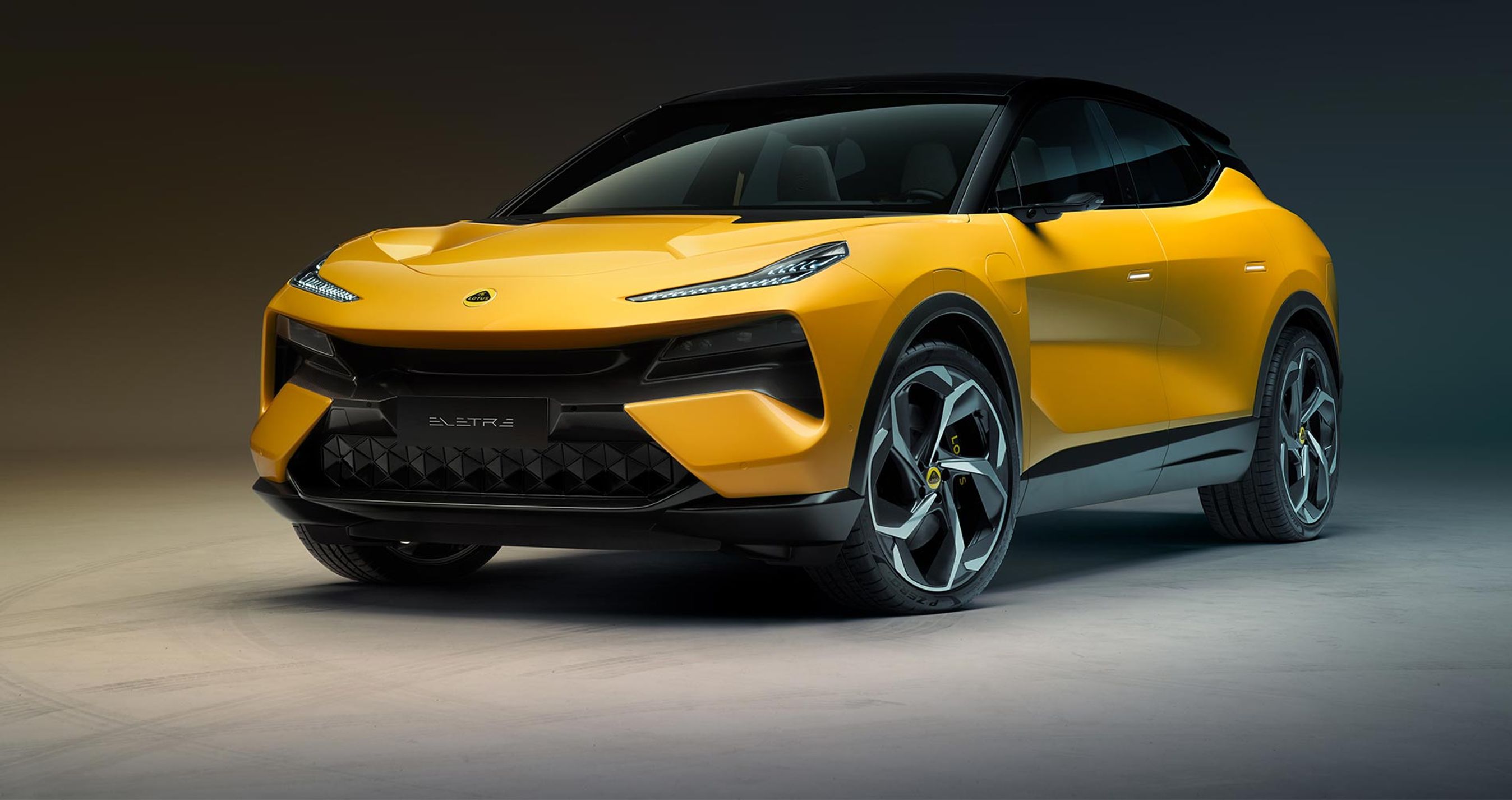 Lotus Eletre er mærkets første SUV - klar til kunder i 2023.
