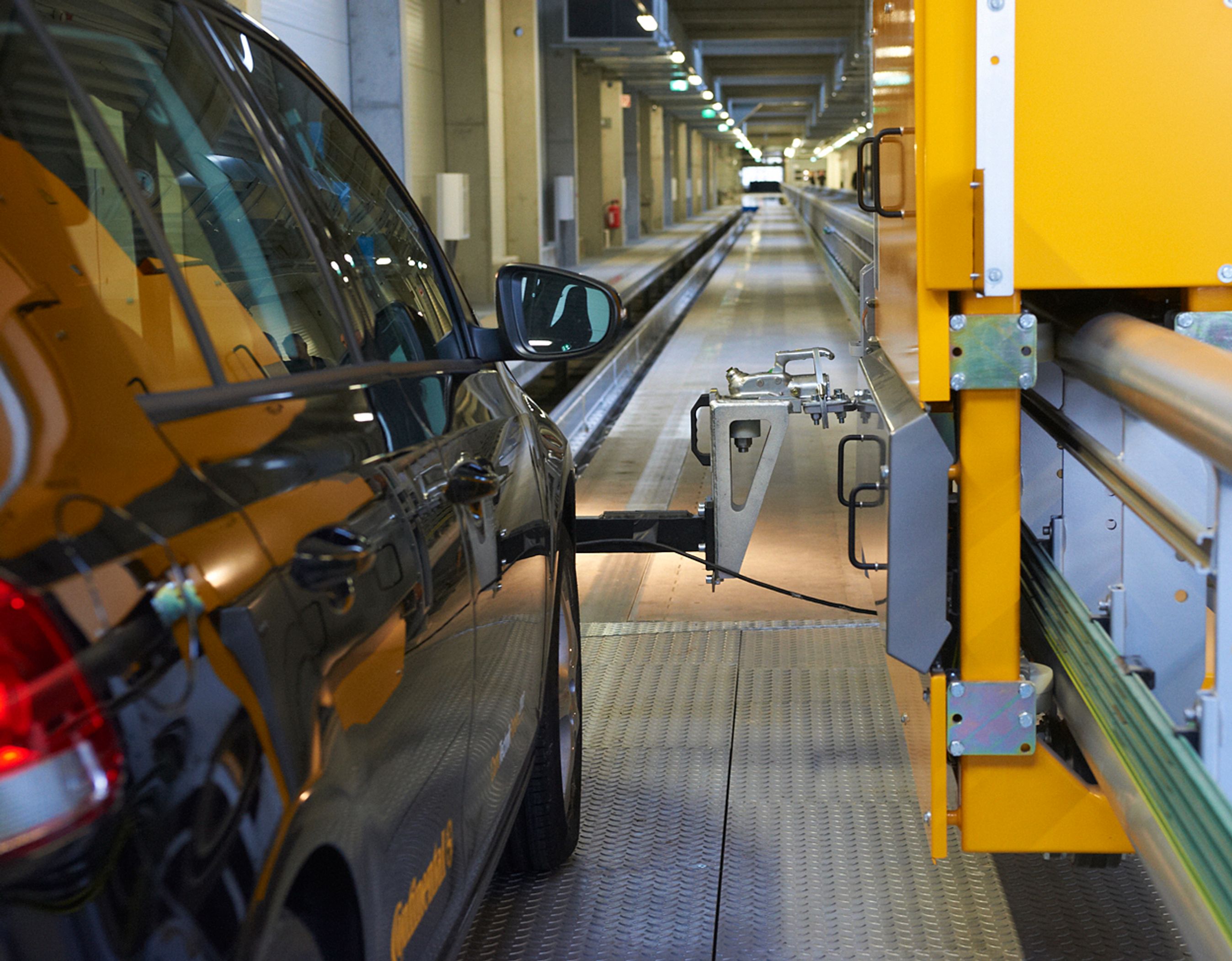 Bilen accelereres af en slæde under vejbanen og slippes løs, når hastigheden er nået. Herefter sørger en robot for at bilens bremsesystem aktiveres med maksimal kraft. Det giver helt ens resultater hver gang.