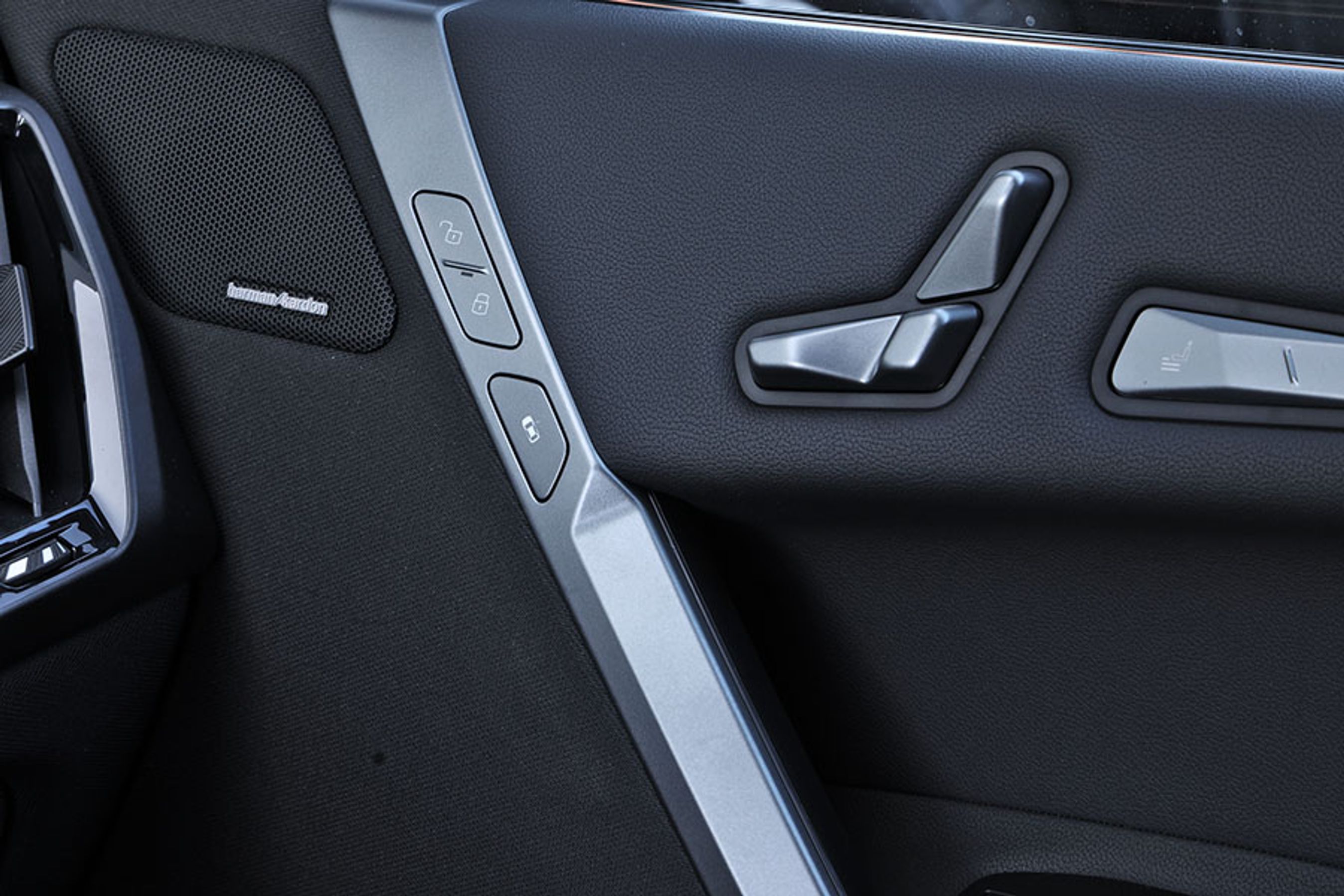 Lidt underligt har iX ikke indvendige dørhåndtag, så i stedet skal man bruge en knap for at komme ud. Endnu mere underligt, fordi dørene ikke er elektriske, så du skal stadig selv åbne og lukke døren. 