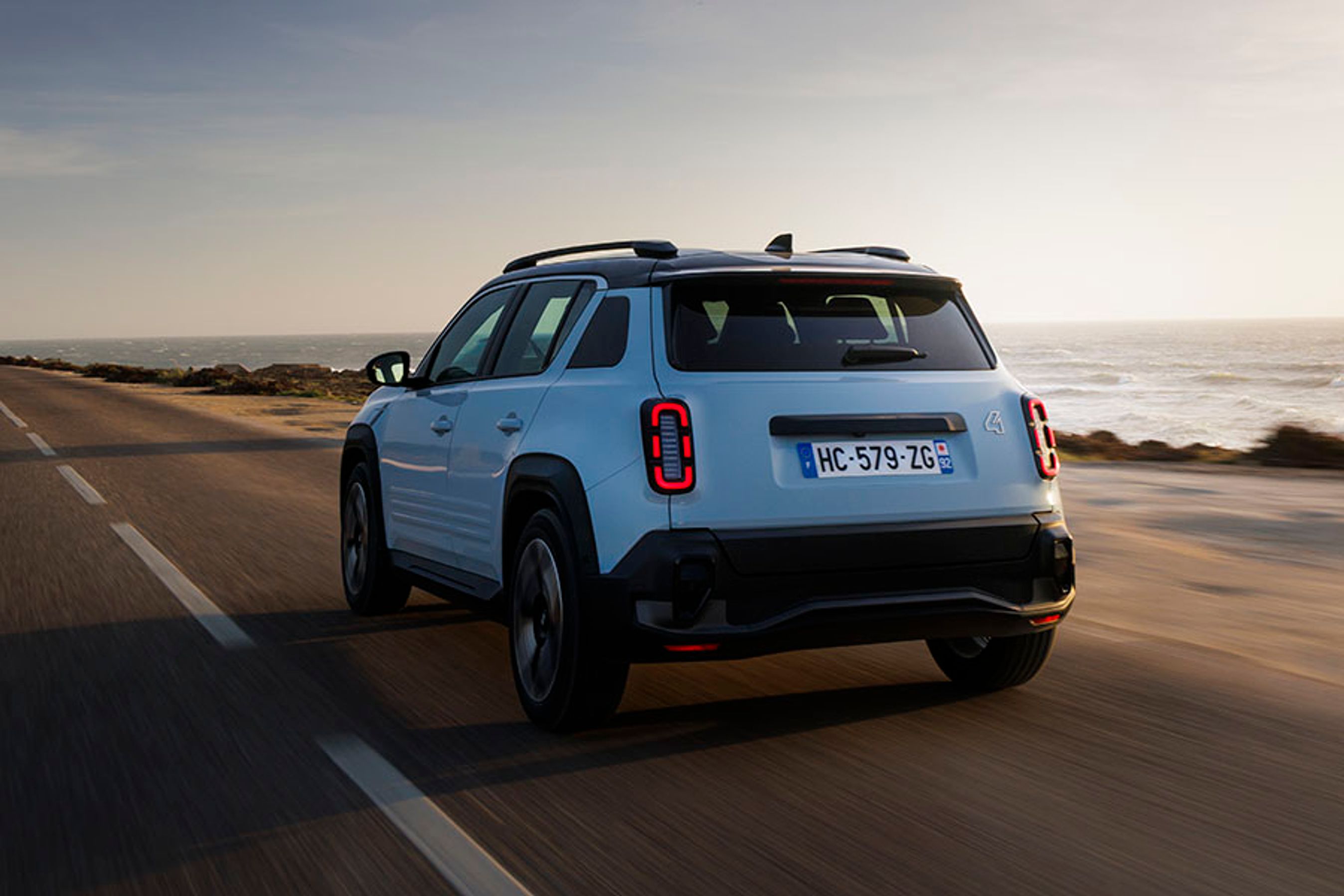 Renault 4 er en mini-SUV, og i topudgaverne er langsgående tagrælinger standard. Bilen må trække op til 750 kg på krogen.