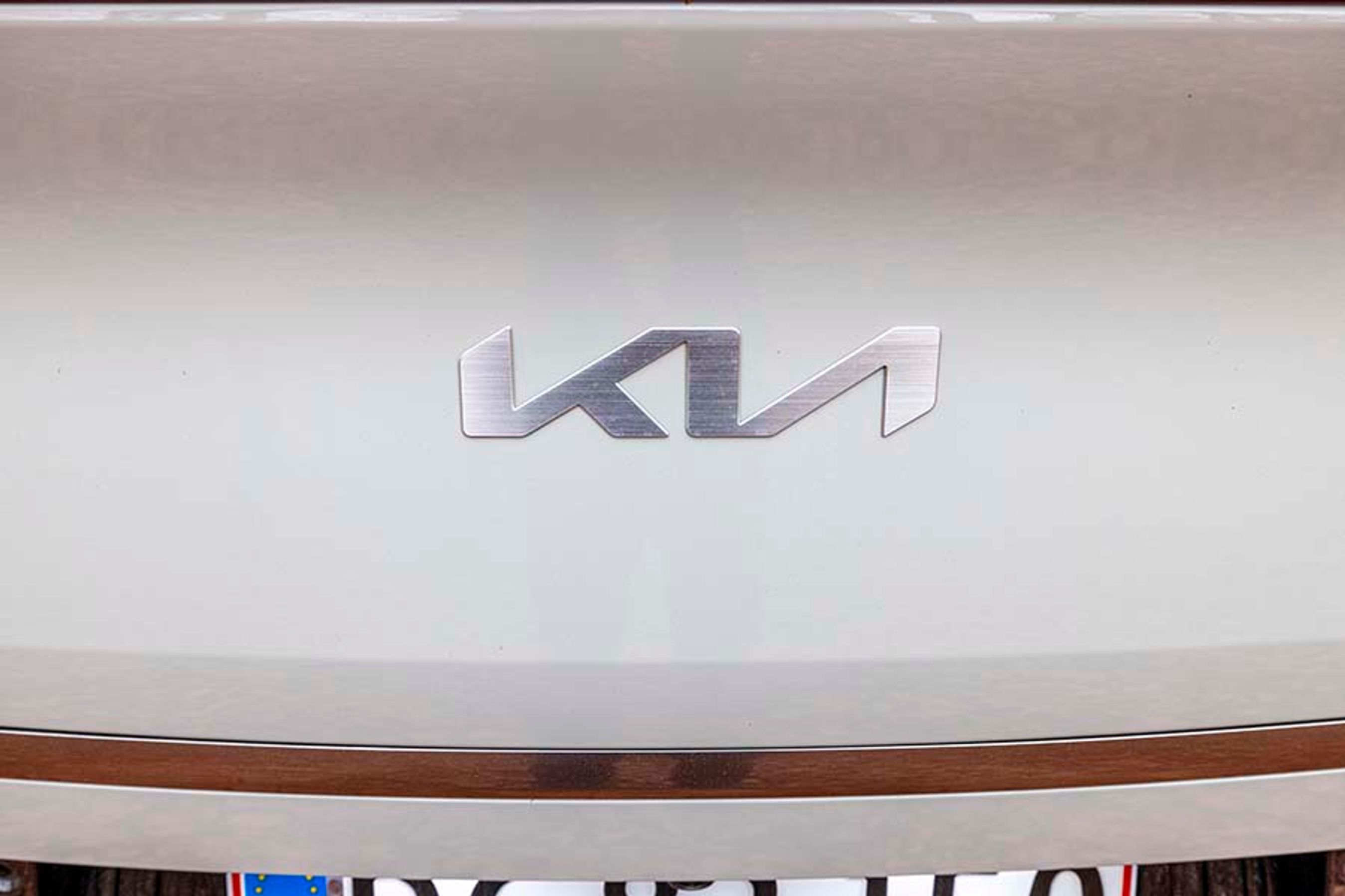 EV6 har fået Kias nye logo.