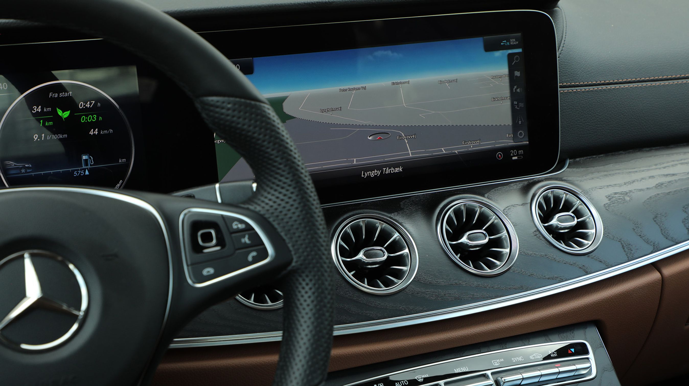 Førerpladsen er præget af de to vandret-liggende skærme bag rattet. Her er den endvidere forsynet med AMG-pakken, der sikrer ekstra flotte overflader. Den pakke indeholder både detaljer ind- og udvendigt og koster 50.000 kr.