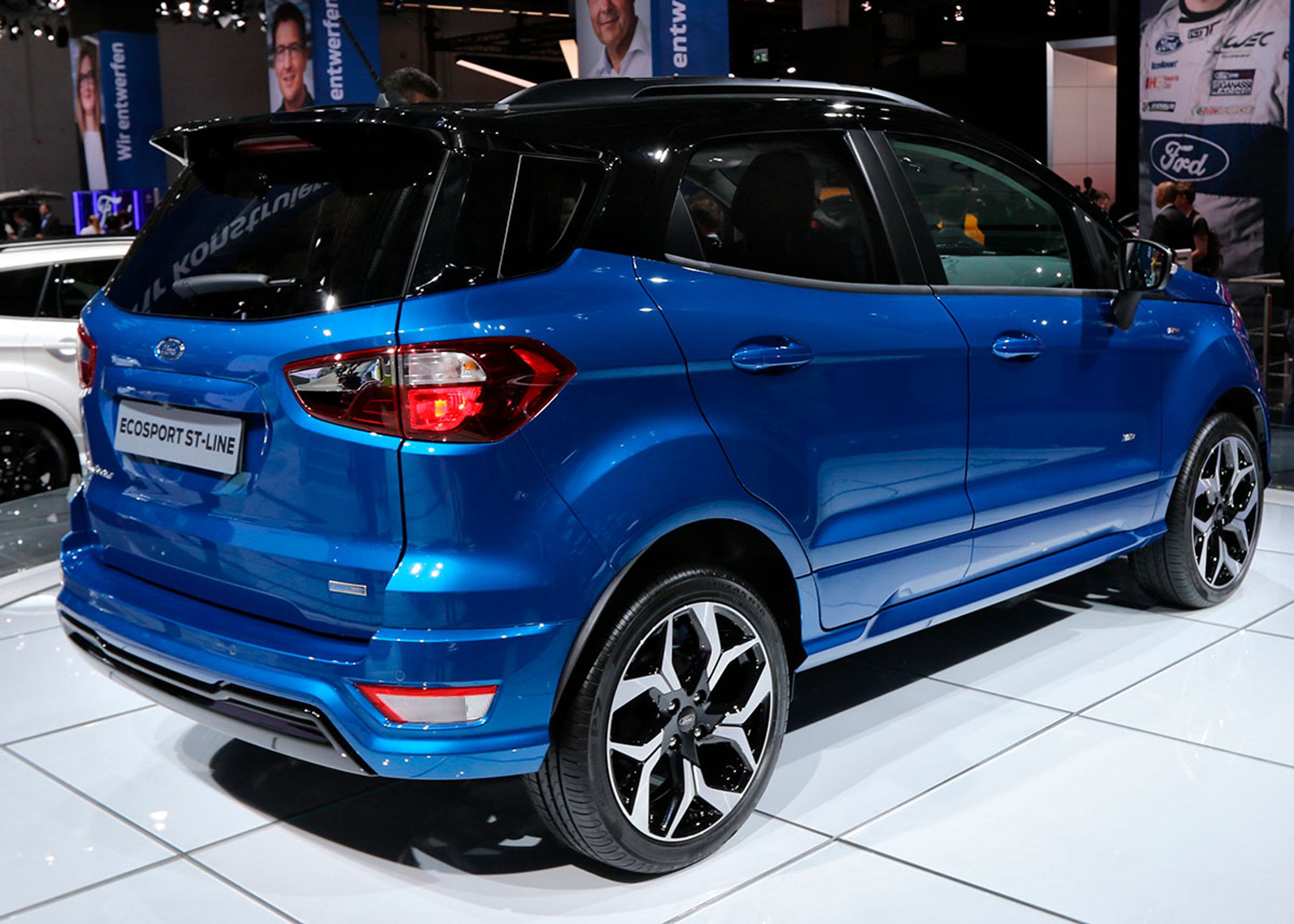 Ford Ecosport er forholdsvis small og høj. Bagklappen er stadig sidehængslet, da den er designet til at have udvendigt reservehjul. Her ses en pyntet ST-Line med sort tag. Fotos: Torben Arent